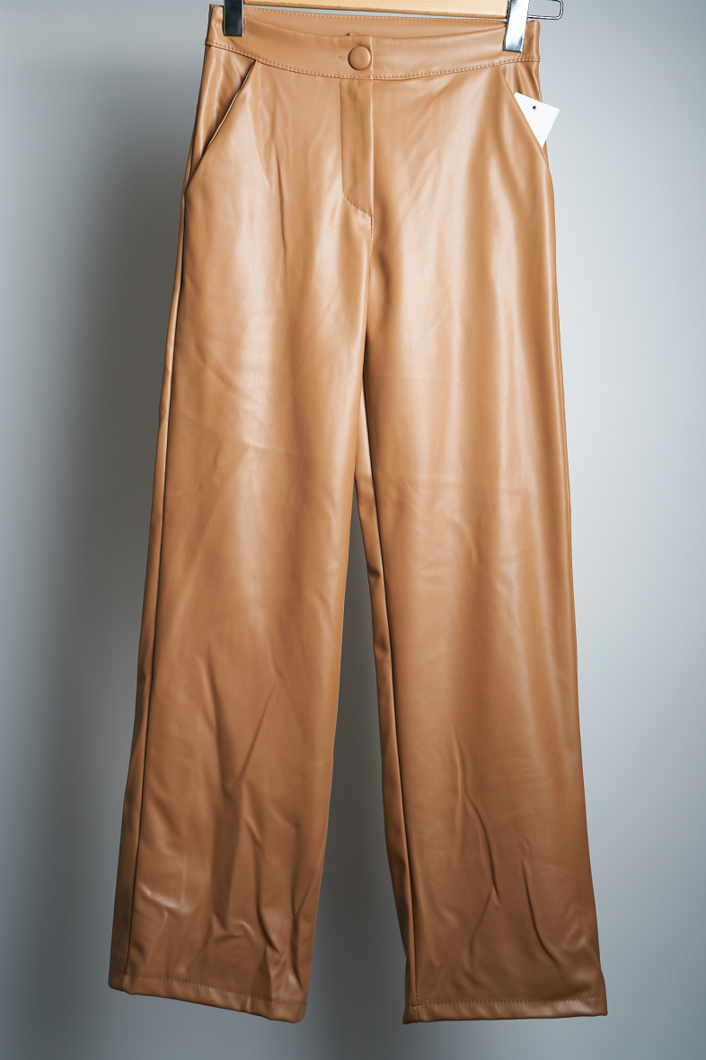 Grossiste Elissa - Pantalon en similicuir evasé avec bouton
