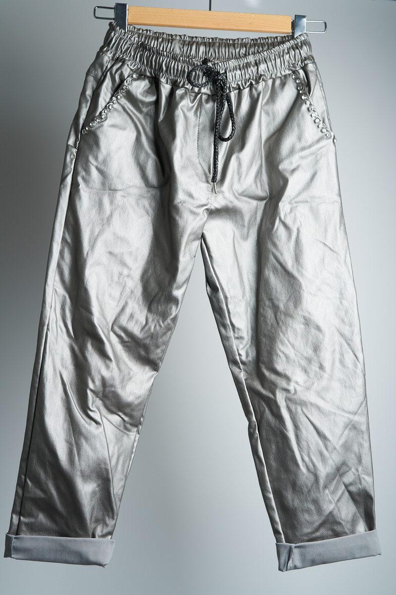 Grossiste Elissa - Pantalon couleur métalisé détails strass sur les poches taille élastique