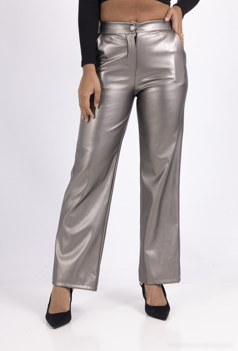 Grossiste Elissa - Pantalon en similicuir evasé avec bouton metallise