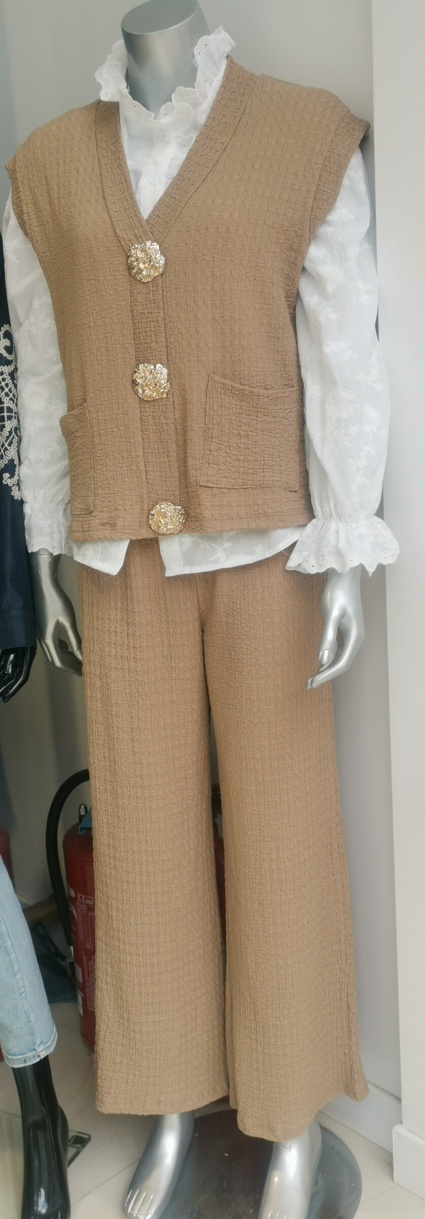 Wholesaler MOZZAAR FOREVER - Pants vest set, with 3 golden buttons