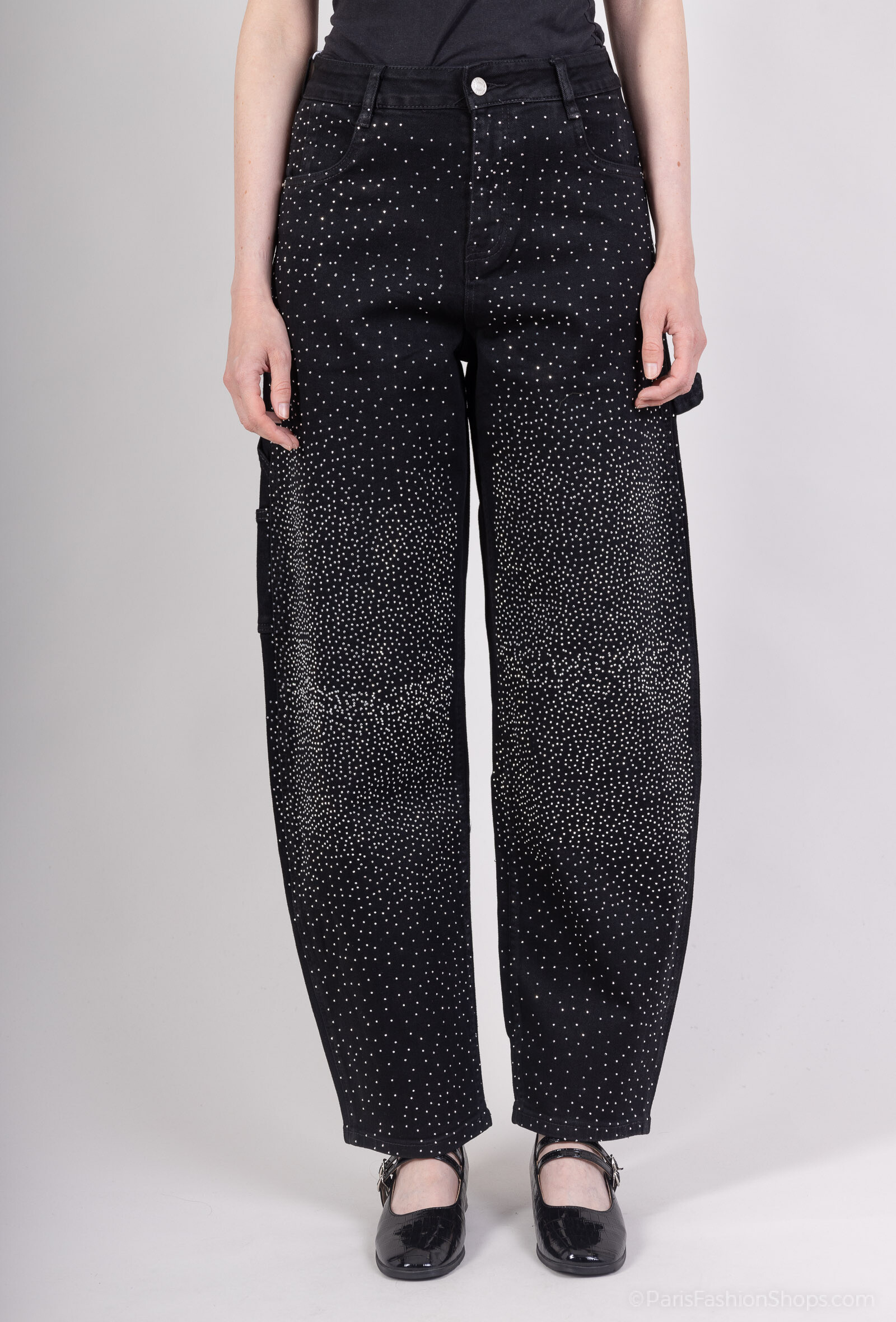 Grossista MOZZAAR FOREVER - Pantaloni jeans, taglio a palloncino, di colore nero con migliaia di strass davanti