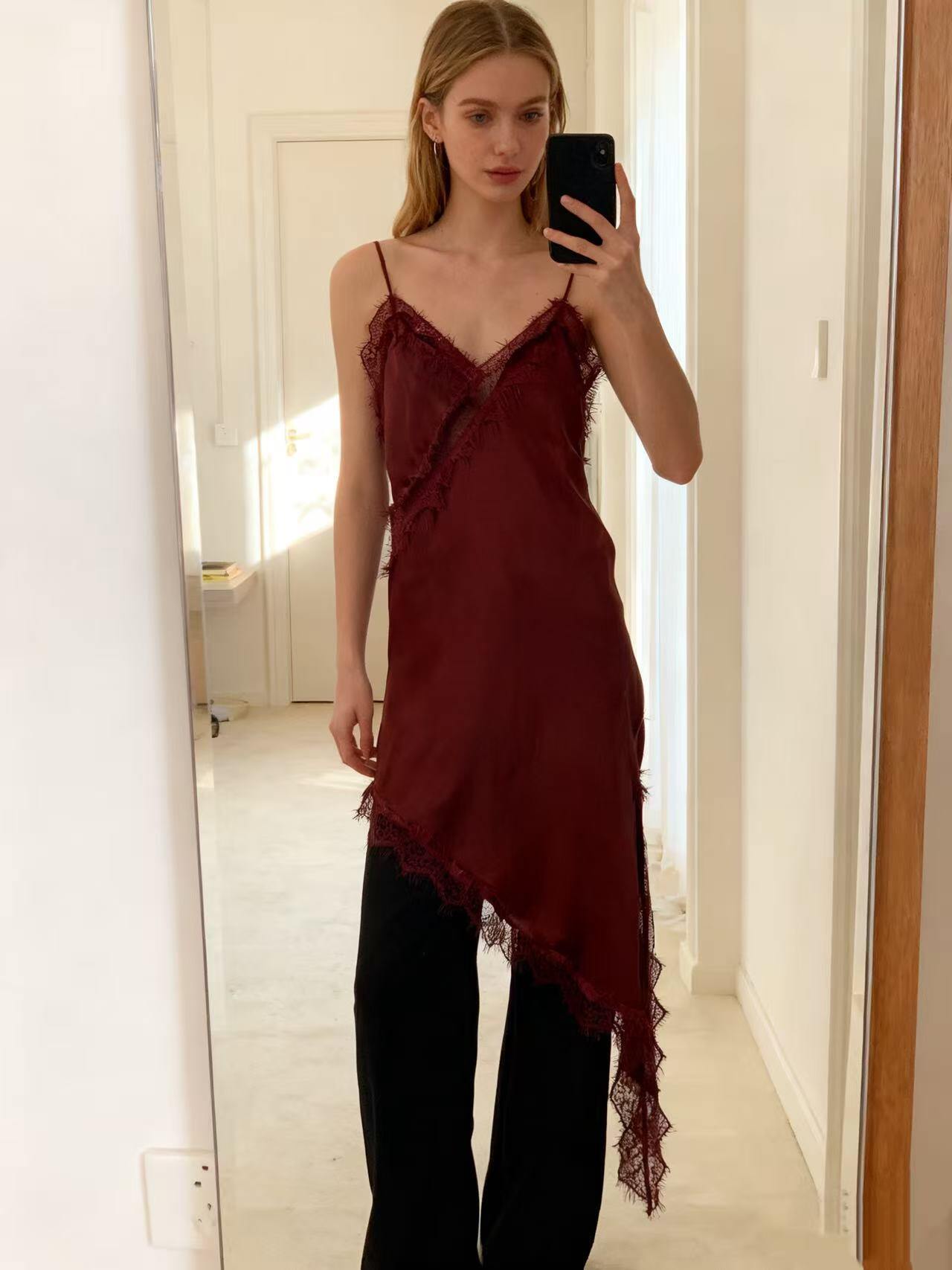 Grossiste MP - Robe satinée asymétrique avec dentelle frangée ton sur ton