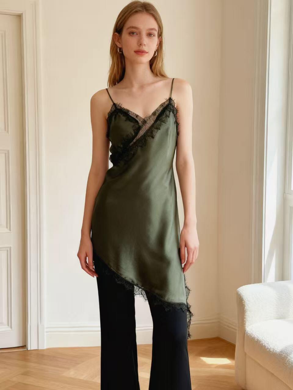 Grossiste MP - Robe satinée asymétrique avec dentelle frangée ton sur ton