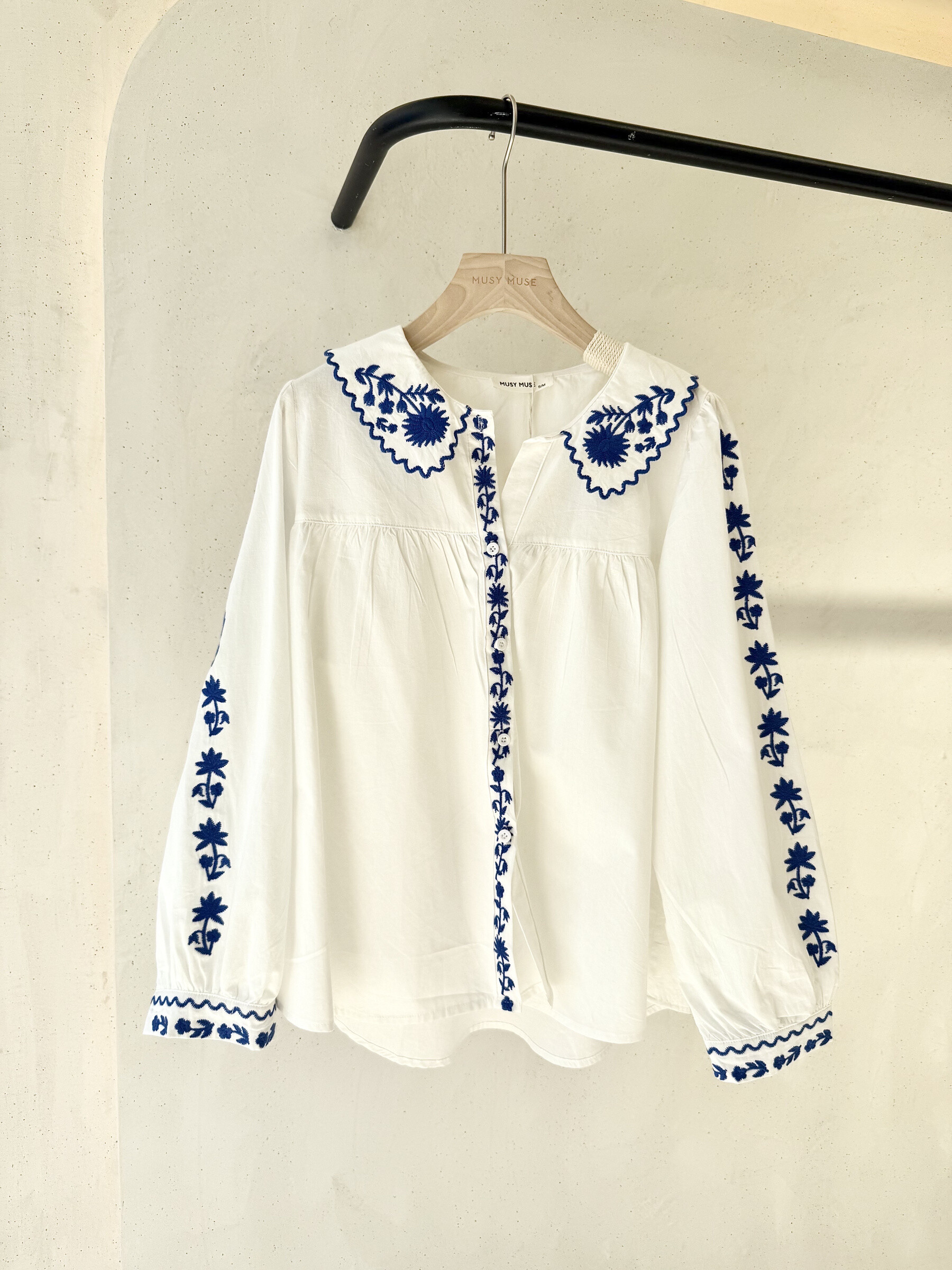 Wholesaler MUSY MUSE - Flower embroidered shirt
