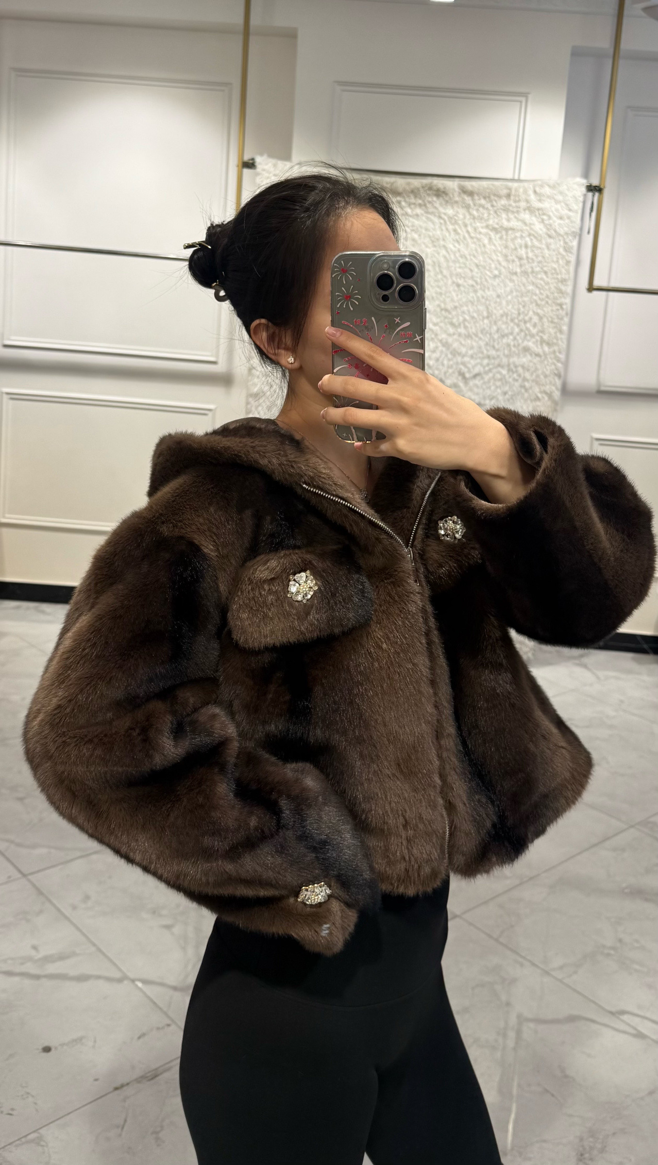 Großhändler My Queen - Pelzmantel mit Reißverschlüssen, verziert mit Schmuckdetails, Wildlederfutter