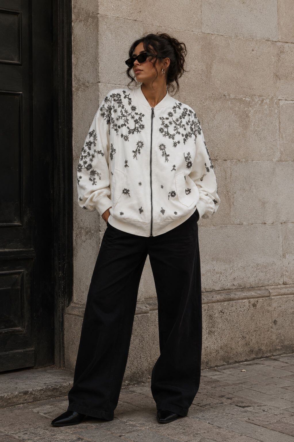 Mayorista My Style - Chaqueta con cremallera, adornada con patrones florales bordados