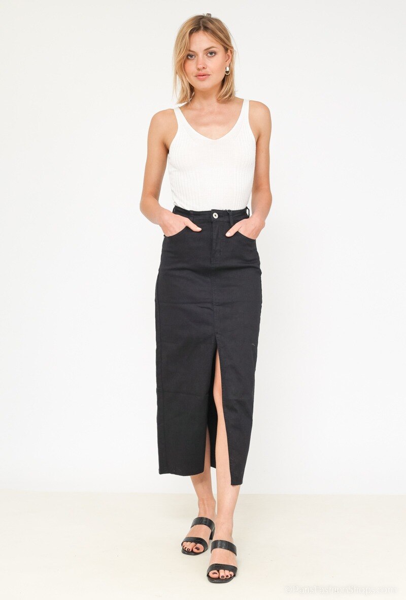Grossista MyBestiny - Gonna di jeans con bordi grezzi, spacco. La modella è alta 175cm