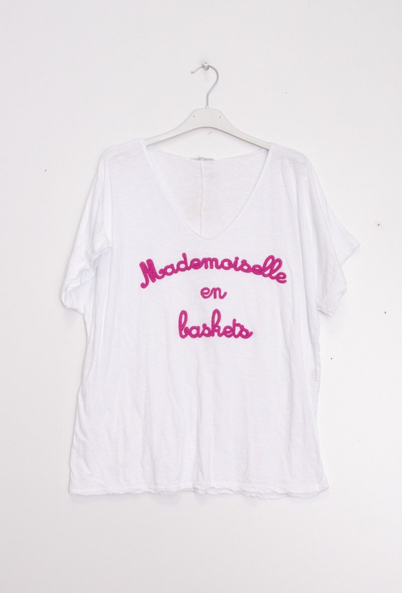 Wholesaler Mylee - T-shirt "Mademoiselle en baskets" floqué fond blanc