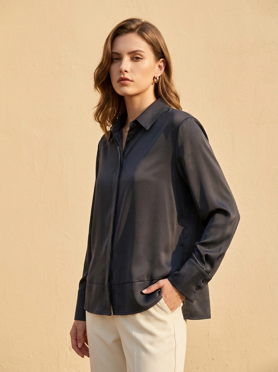 Grossista MYRACLEX - Una camicia fluida dal design essenziale, con abbottonatura nascosta e orlo arrotondato