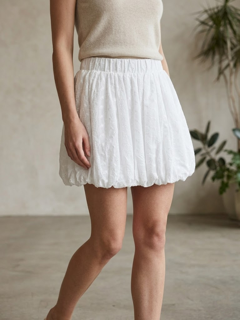 Grossiste MYRACLEX - Une jupe en broderie anglaise avec taille élastiquée et ourlet boule, apportant volume et délicatesse romantique