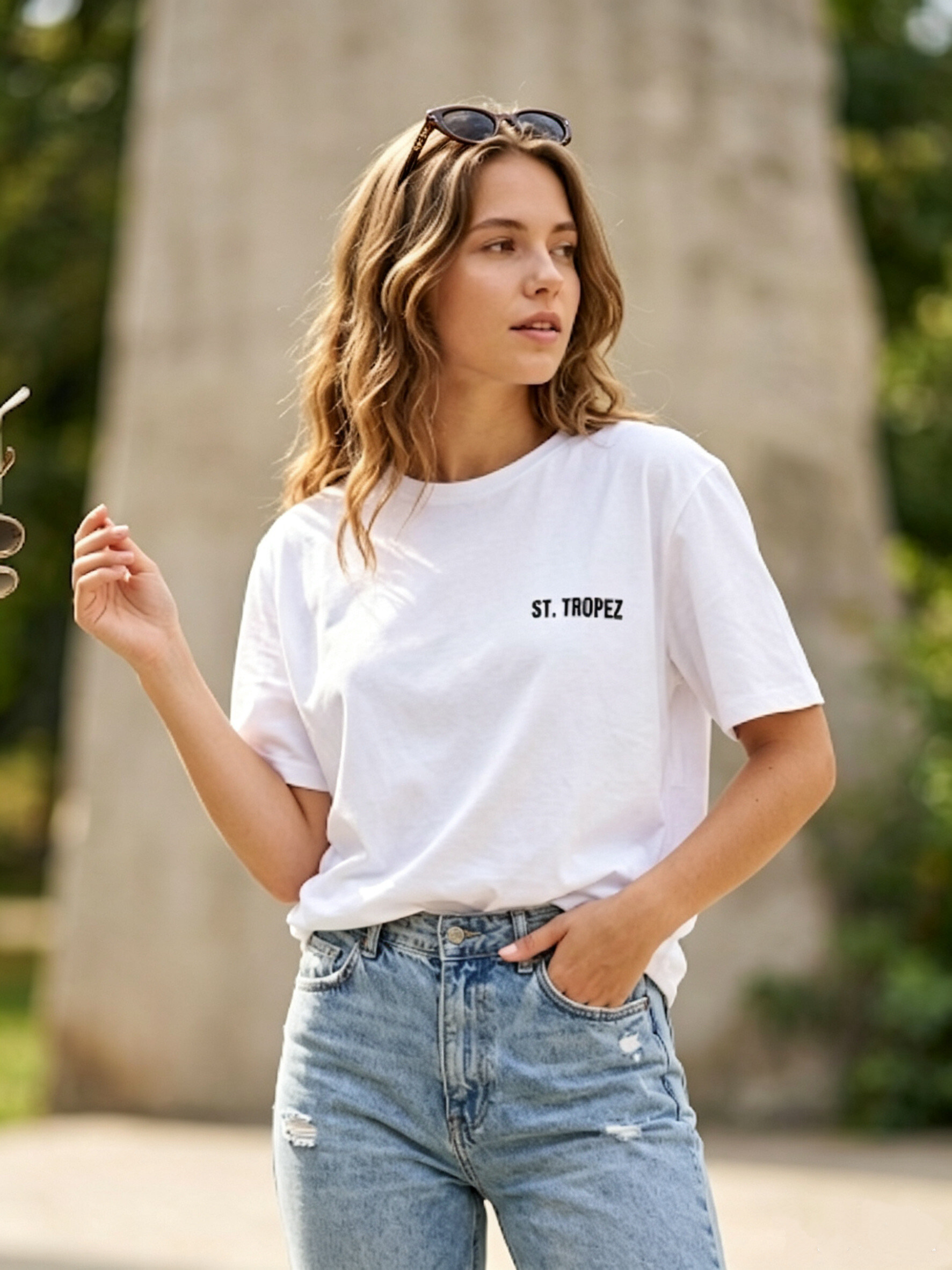 Grossista MYRACLEX - Una t-shirt a taglio oversize con stampa grafica di sole e onde sul retro con scritta St. Tropez