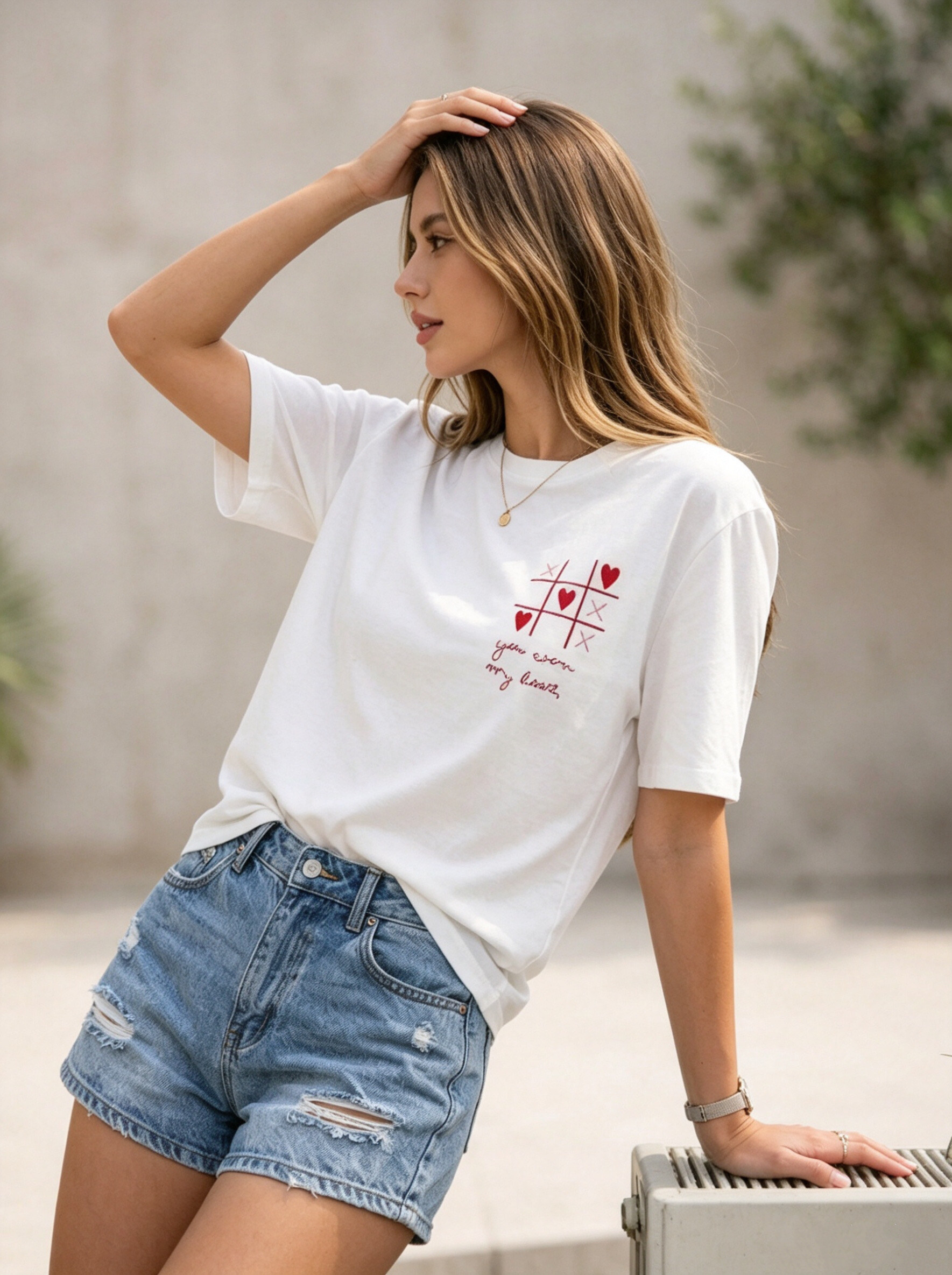 Grossista MYRACLEX - Una t-shirt a vestibilità rilassata con un motivo ricamato che presenta cuori rossi intrecciati sul retro