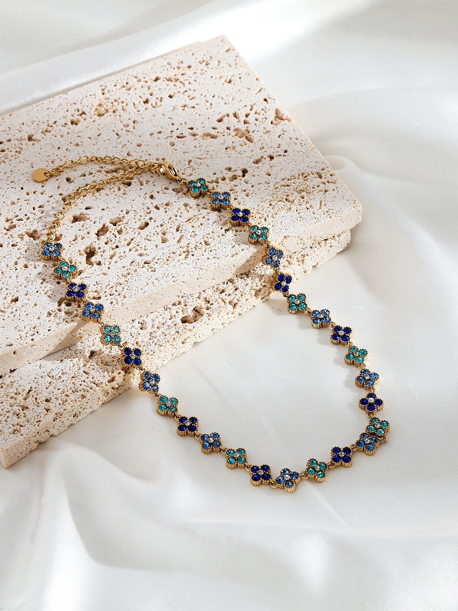 Grossiste Nacrélia - Collier à strass trèfles multiple