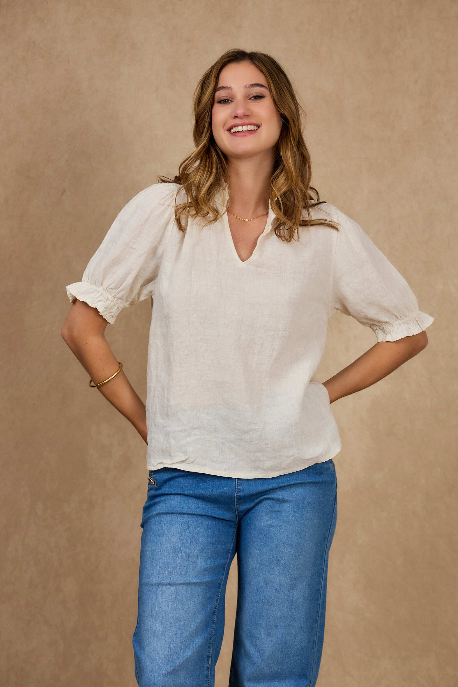 Grossiste NAÏS - Blouse manches courtes avec volants au col et aux manches 100% lin
