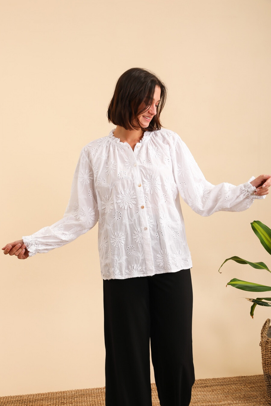 Großhändler NAÏS - 100% Baumwollgestickte Bluse