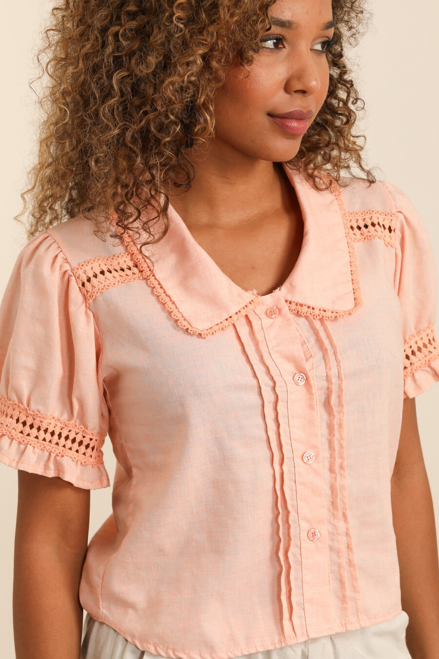 Grossista NAÏS - Pulsante corto -Blusa a vesche con dettagli in pizzo di cotone e lino