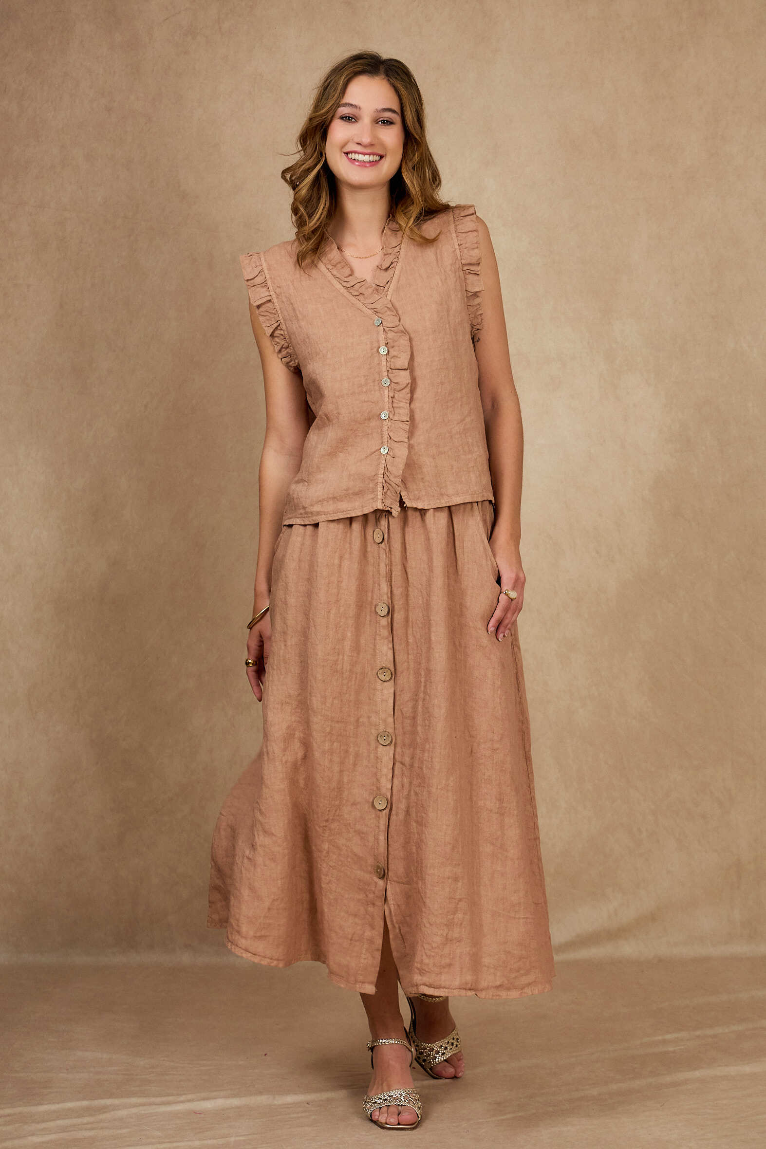 Grossiste NAÏS - Blouse boutonnée sans manches avec détails volantés 100% lin