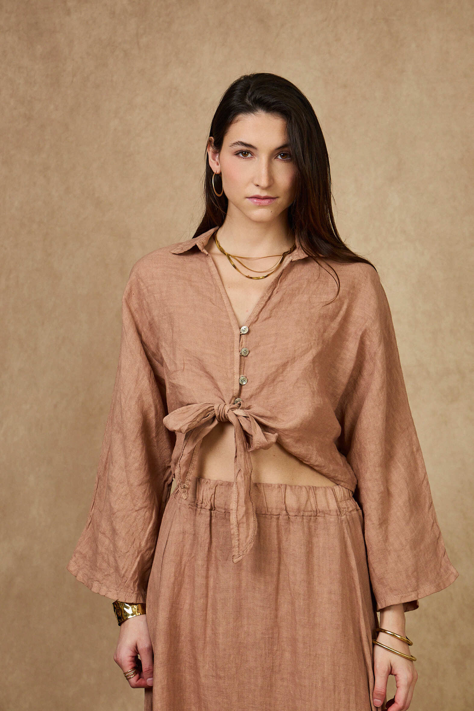Grossiste NAÏS - Blouse boutonnée avec col chemise en V à nouer en bas 100% lin