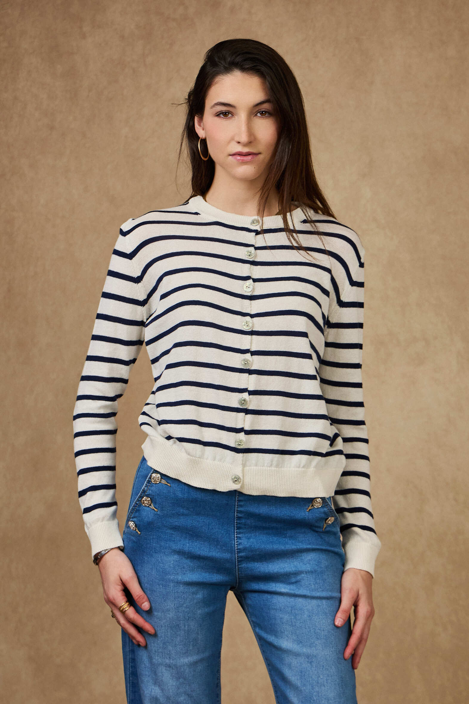 Grossiste NAÏS - Gilet fin boutonné col rond à rayure manches longues 100% coton