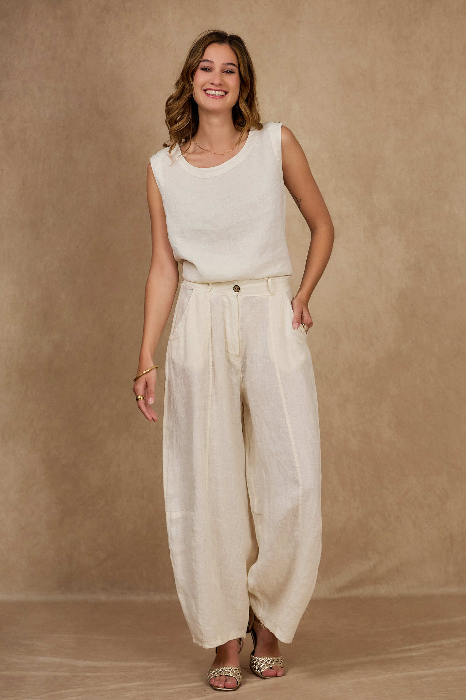 Grossiste NAÏS - Pantalon large boutonné avec fermeture éclair et poches, 100% lin