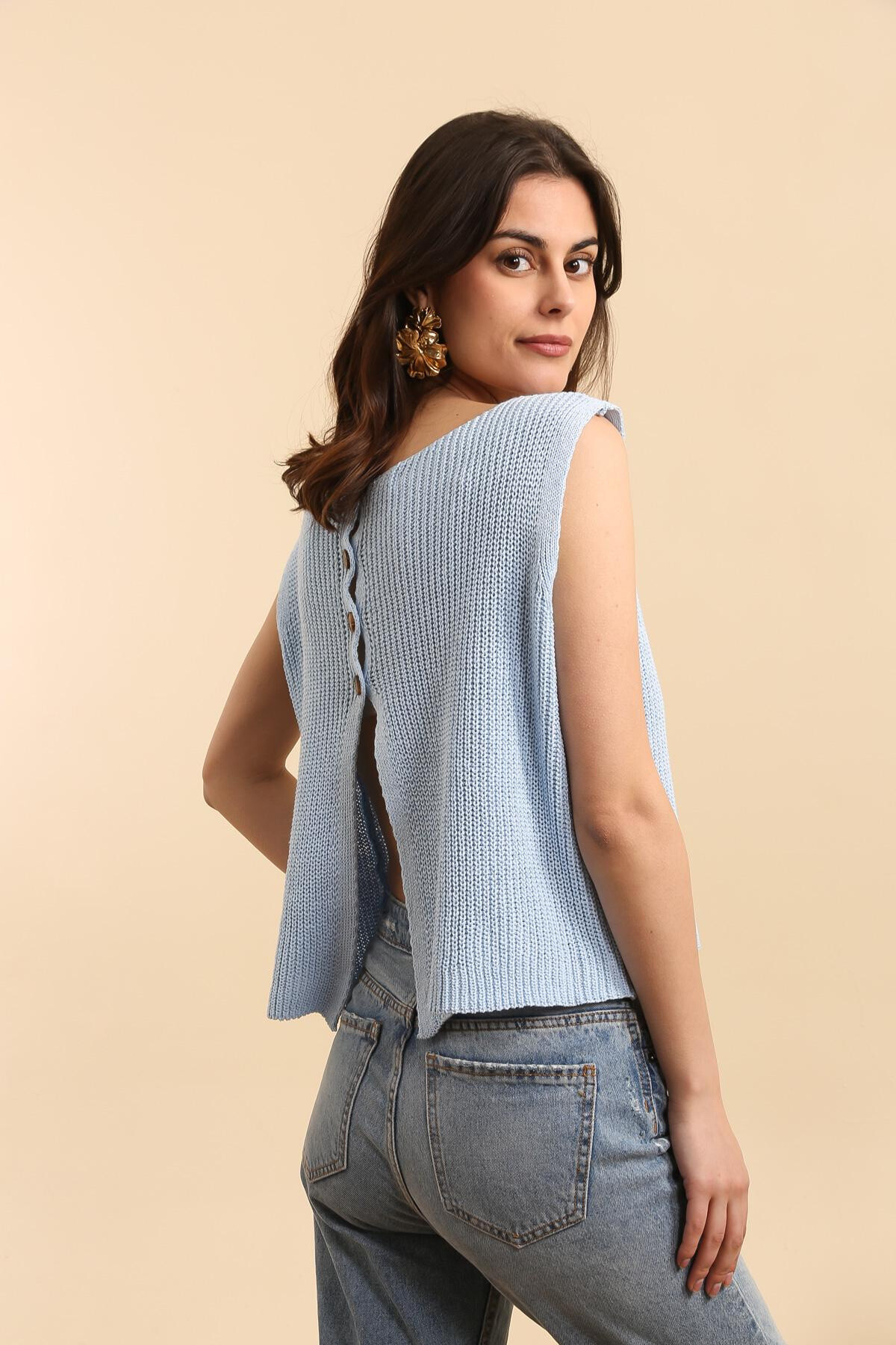 Grossiste NAÏS - PULL COL ROND SANS MANCHSE DOS BOUTONNE OUVERT EN COTON