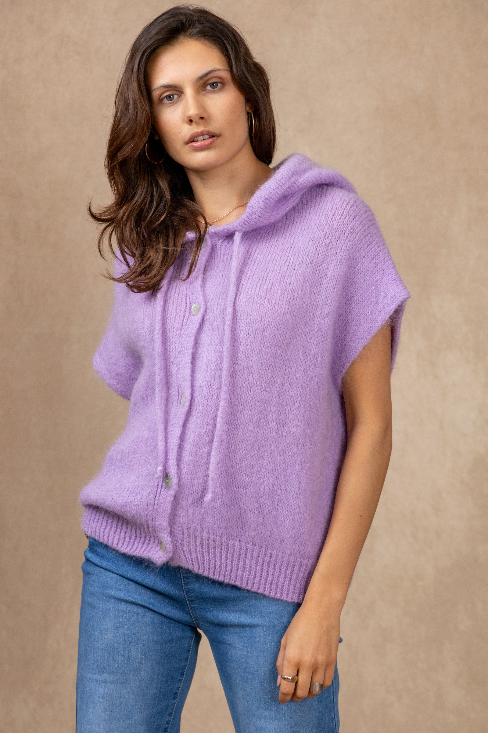 Grossiste NAÏS - Cardigan boutonné sans manches oversize avec capuche, en mohair et laine