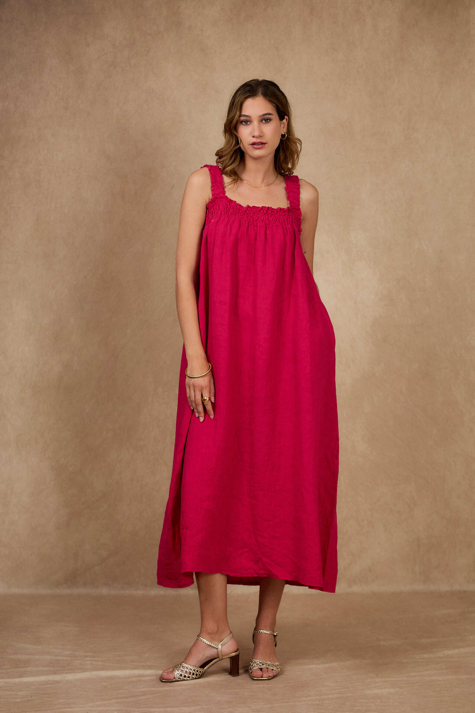 Grossiste NAÏS - Robe longue à bretelles et poitrine élastique avec poches 100% lin