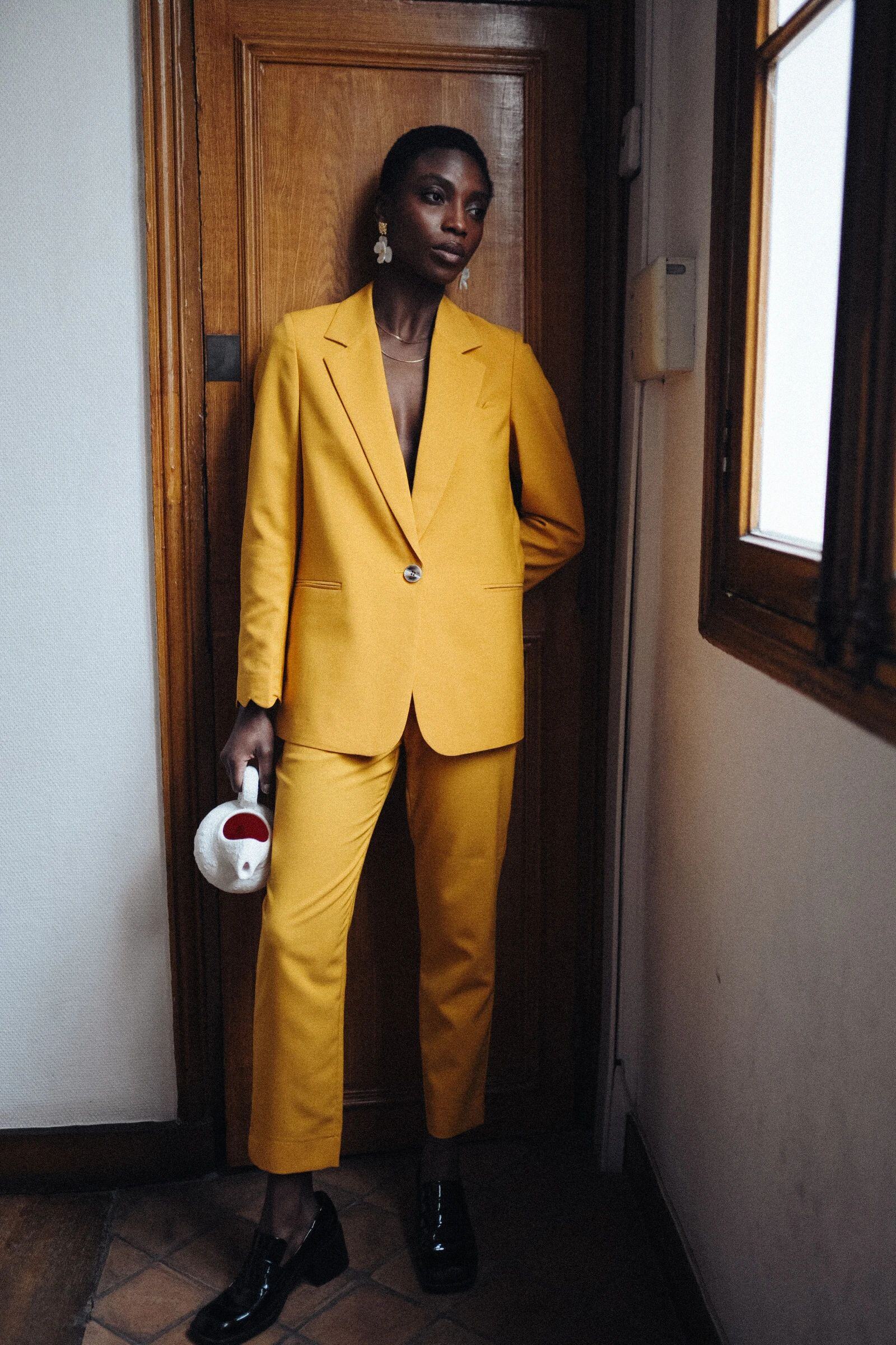 Grossiste NATHAEL - Veste tailleur à simple boutonnage et finitions festons