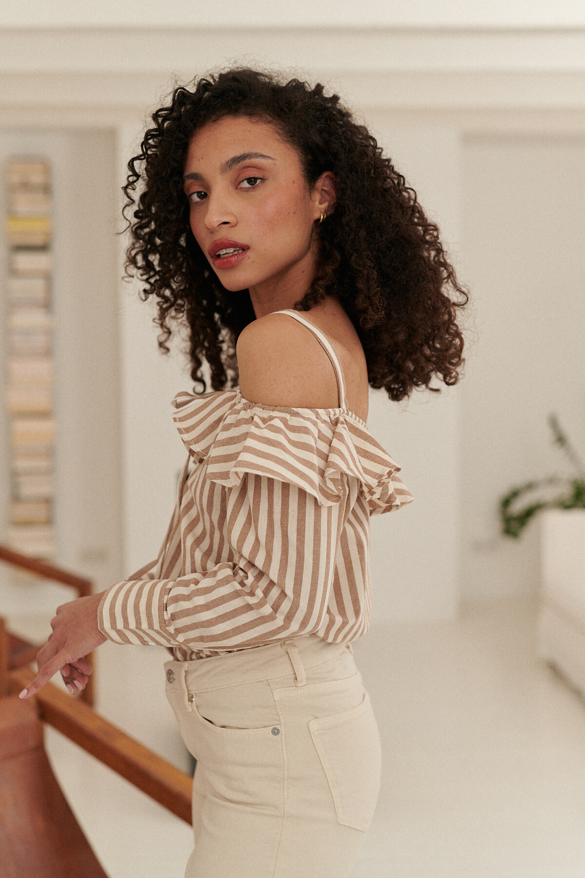 Grossista NATHAEL - Blusa in cotone a righe con spalle scoperte
