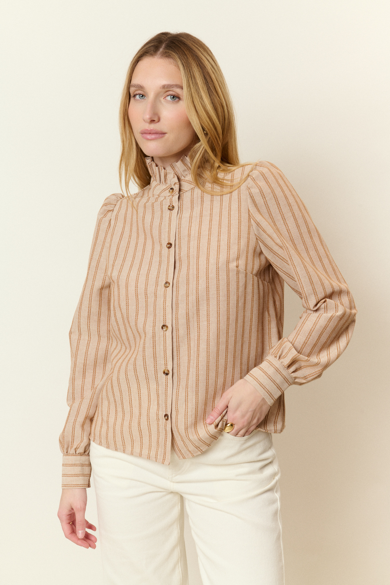 Mayorista NATHAEL - Camisa de Algodón Mixto a Rayas con Cuello Alto Fruncido