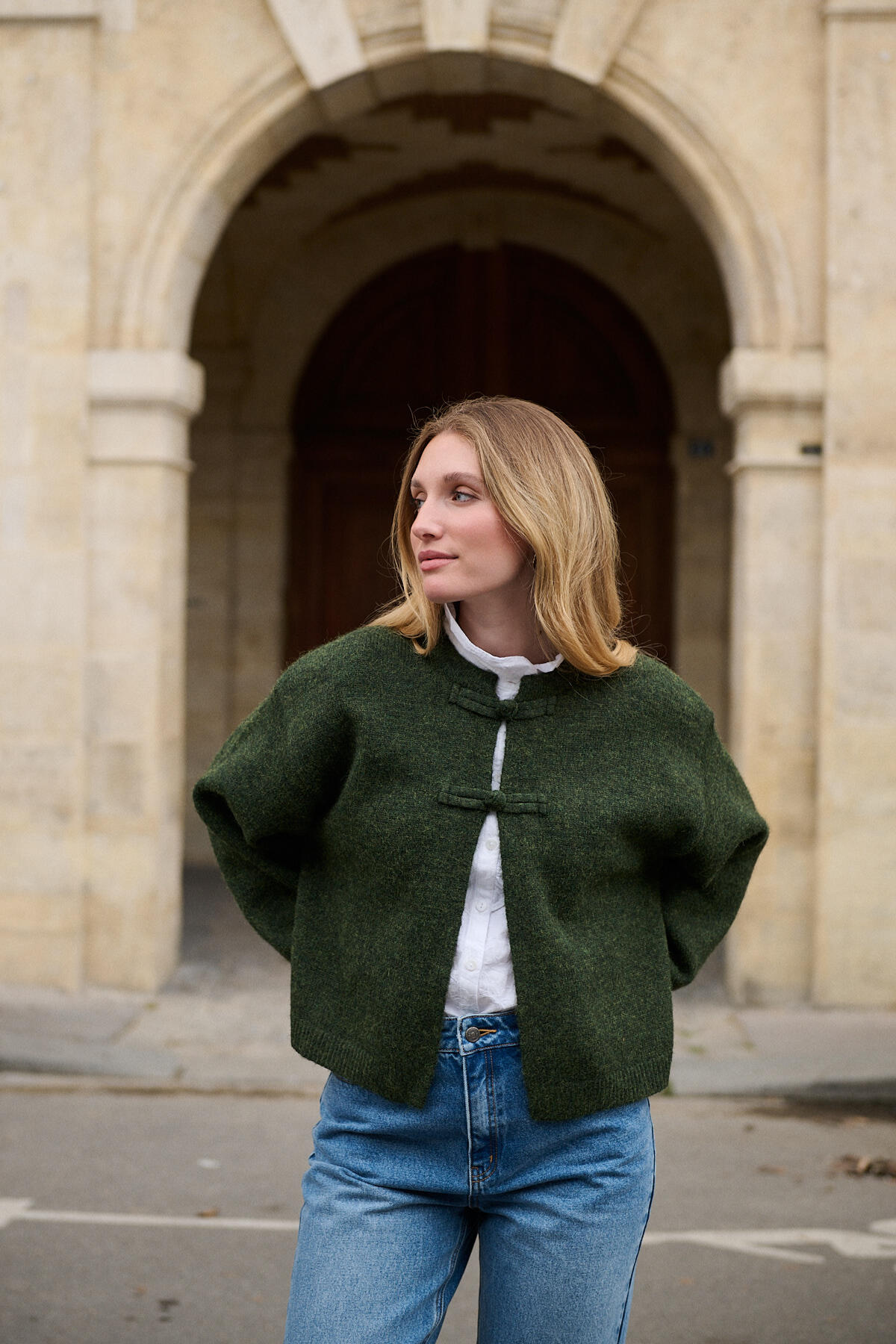 Großhändler NATHAEL - Wollstrickjacke mit Ballonärmeln und Knebelverschlüssen