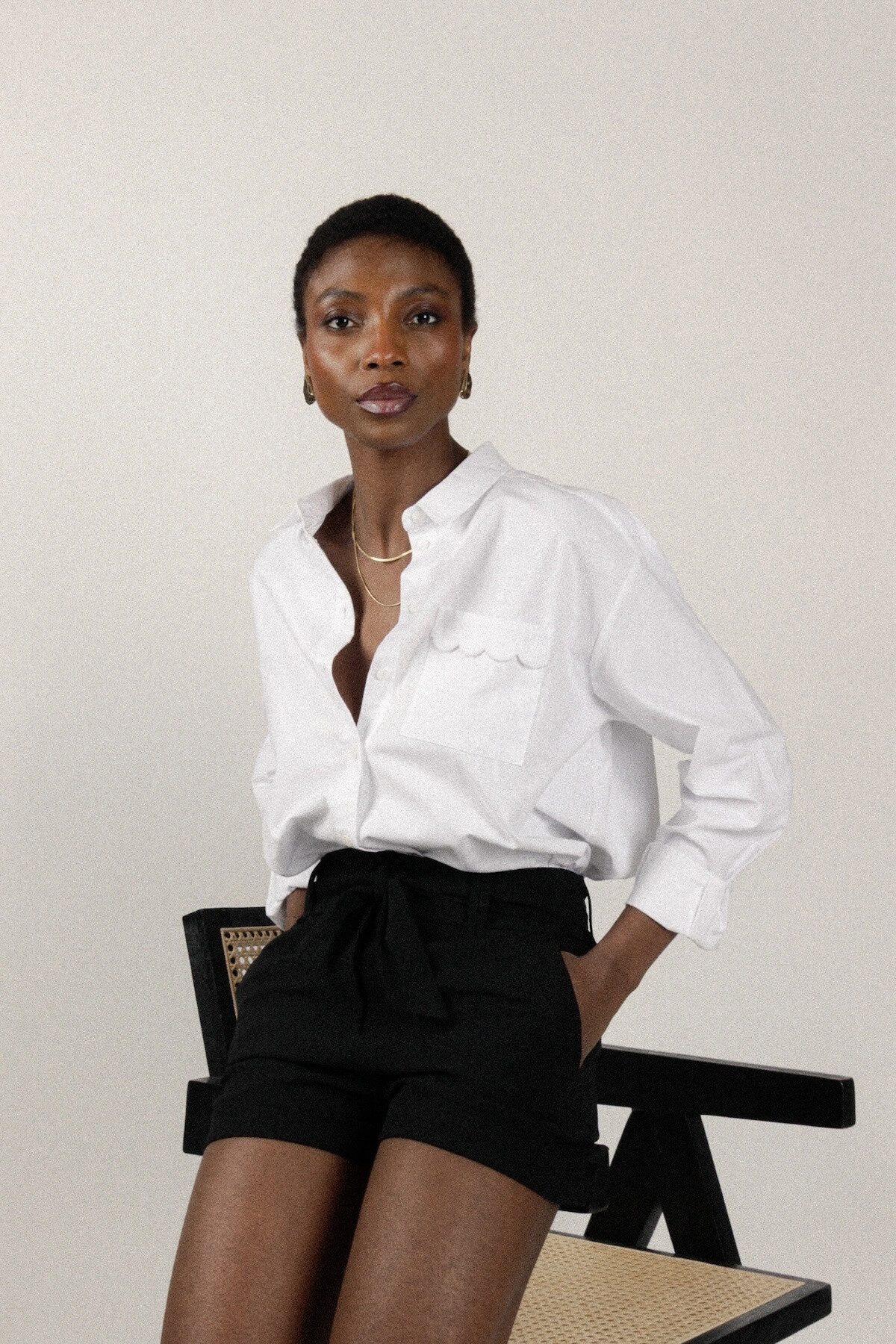 Grossiste NATHAEL - Short uni à revers et ceinture