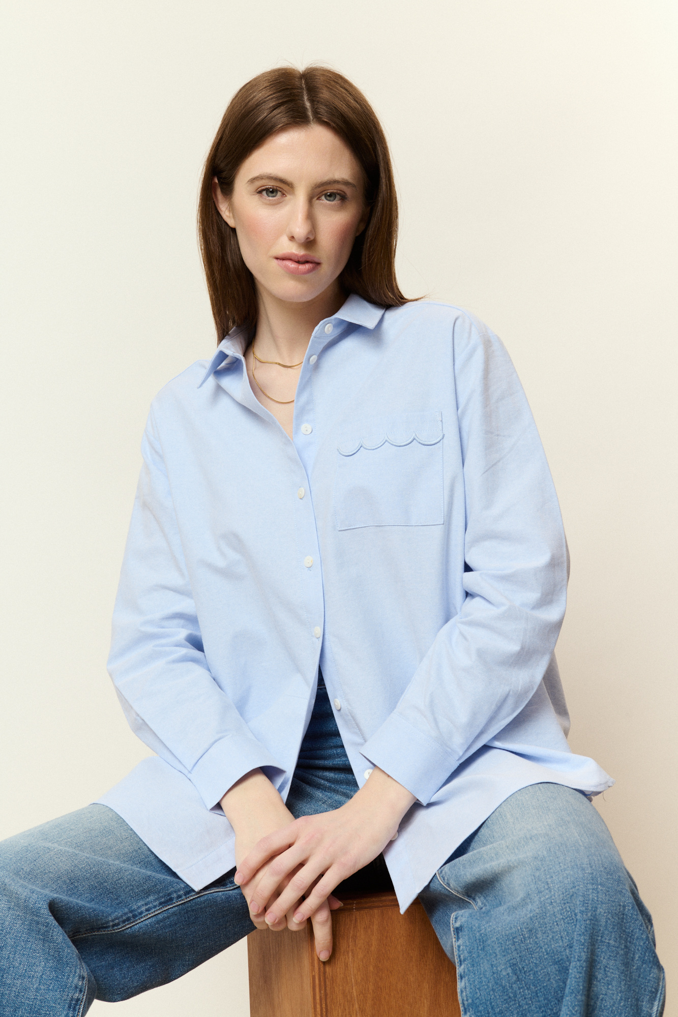 Mayorista NATHAEL - Camisa de Algodón Oversize con Bolsillo Festoneado