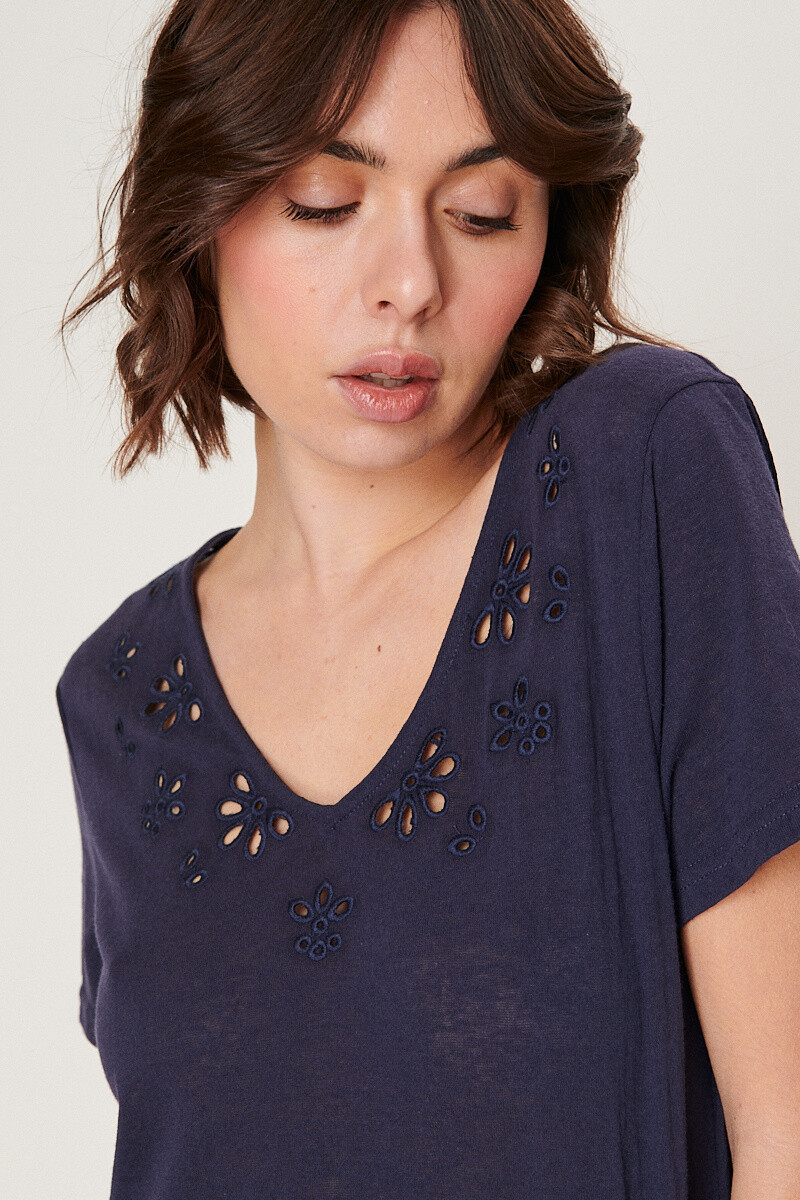 Grossiste NATHAEL - T-shirt col Vajouré en fleurs