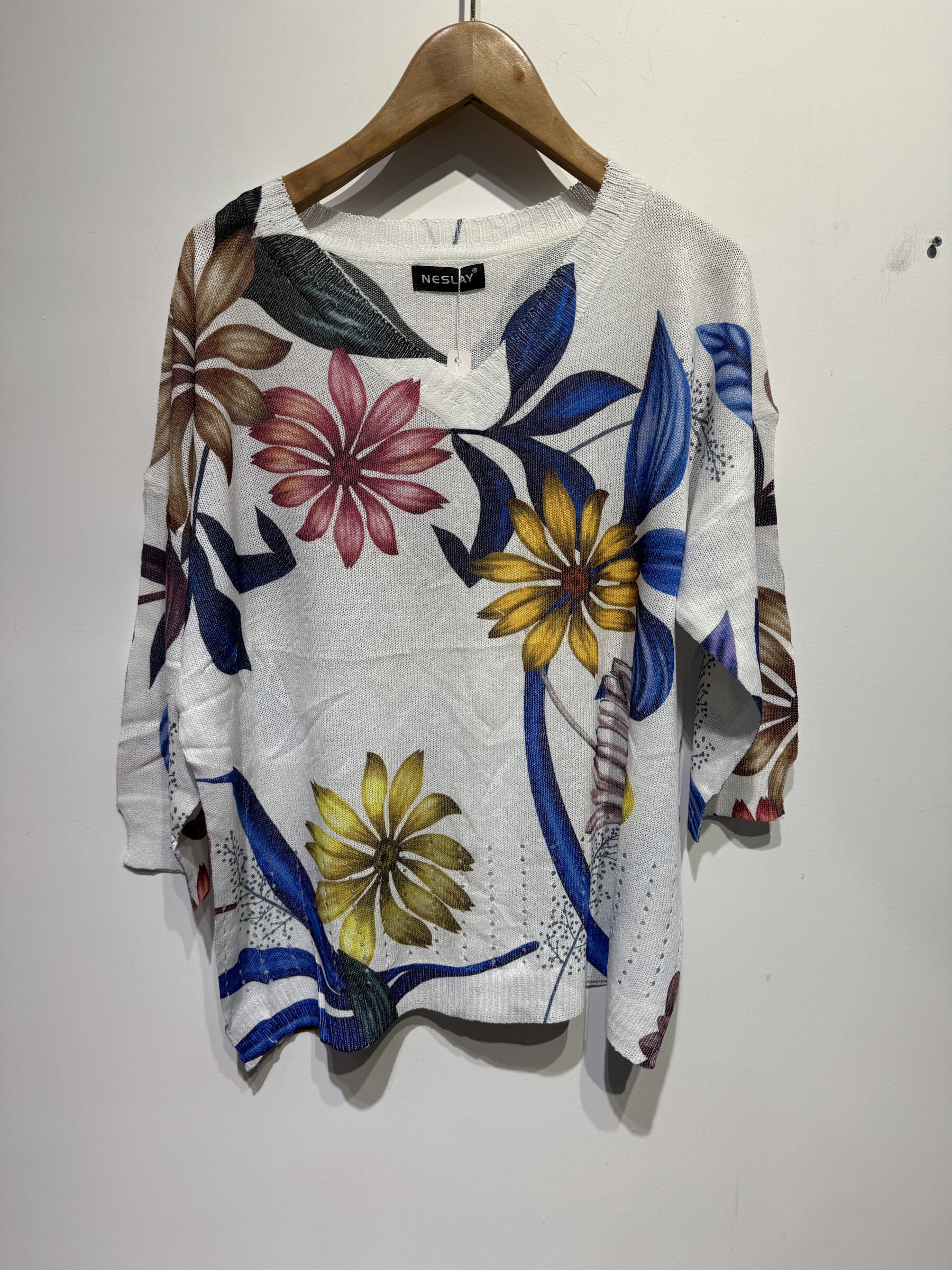Grossiste Neslay - PULL maille légère imprimé à col v