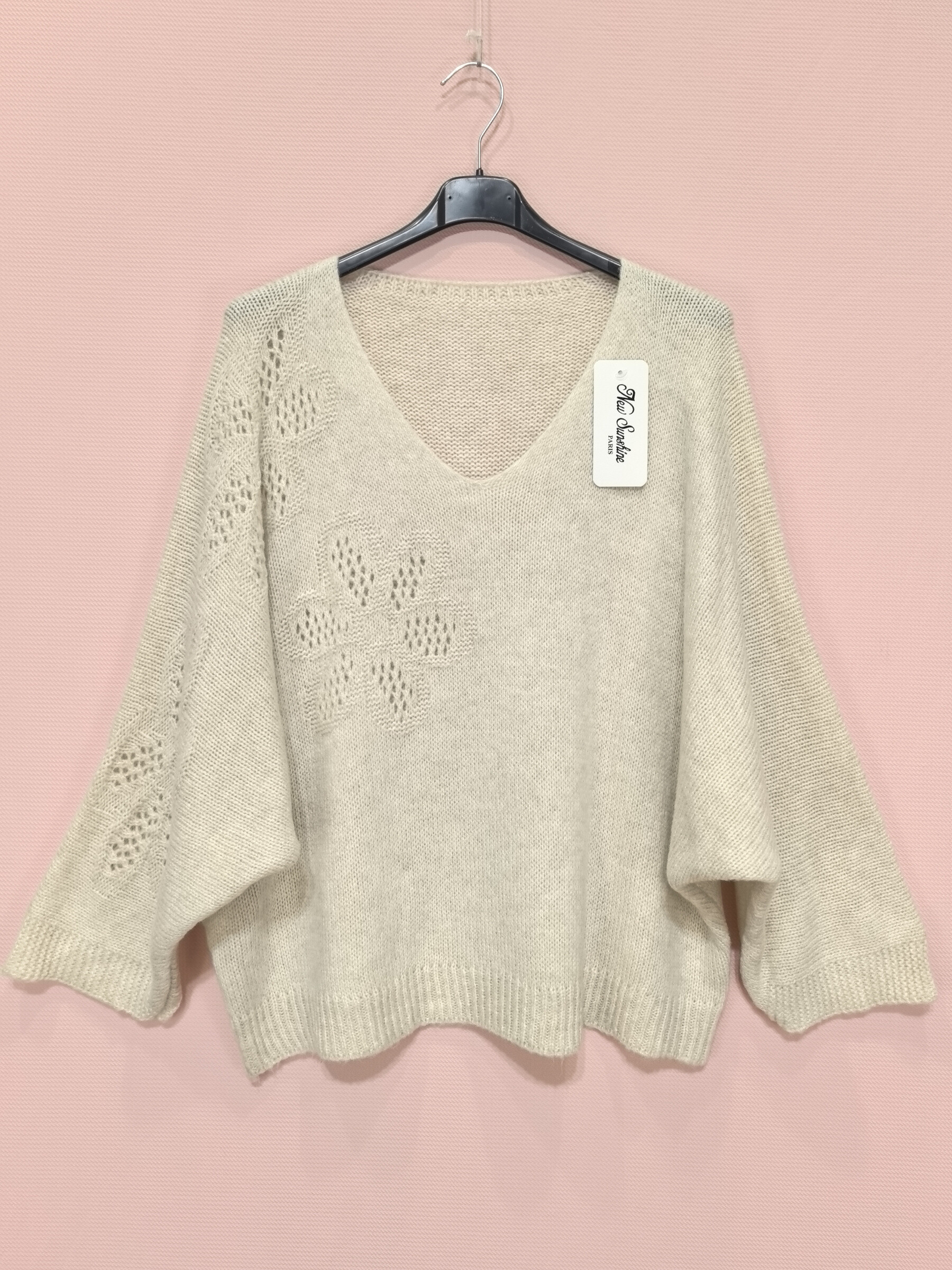 Großhändler New Sunshine - Weit geschnittener Pullover mit Fledermausärmeln und floraler Lochstrick