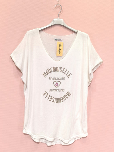 Grossiste New Sunshine - T-shirt col v oversize "MADEMOISELLE RIVE DROITE" Grossiste New Sunshine - T-shirt col v oversize "MADEMOISELLE RIVE DROITE"