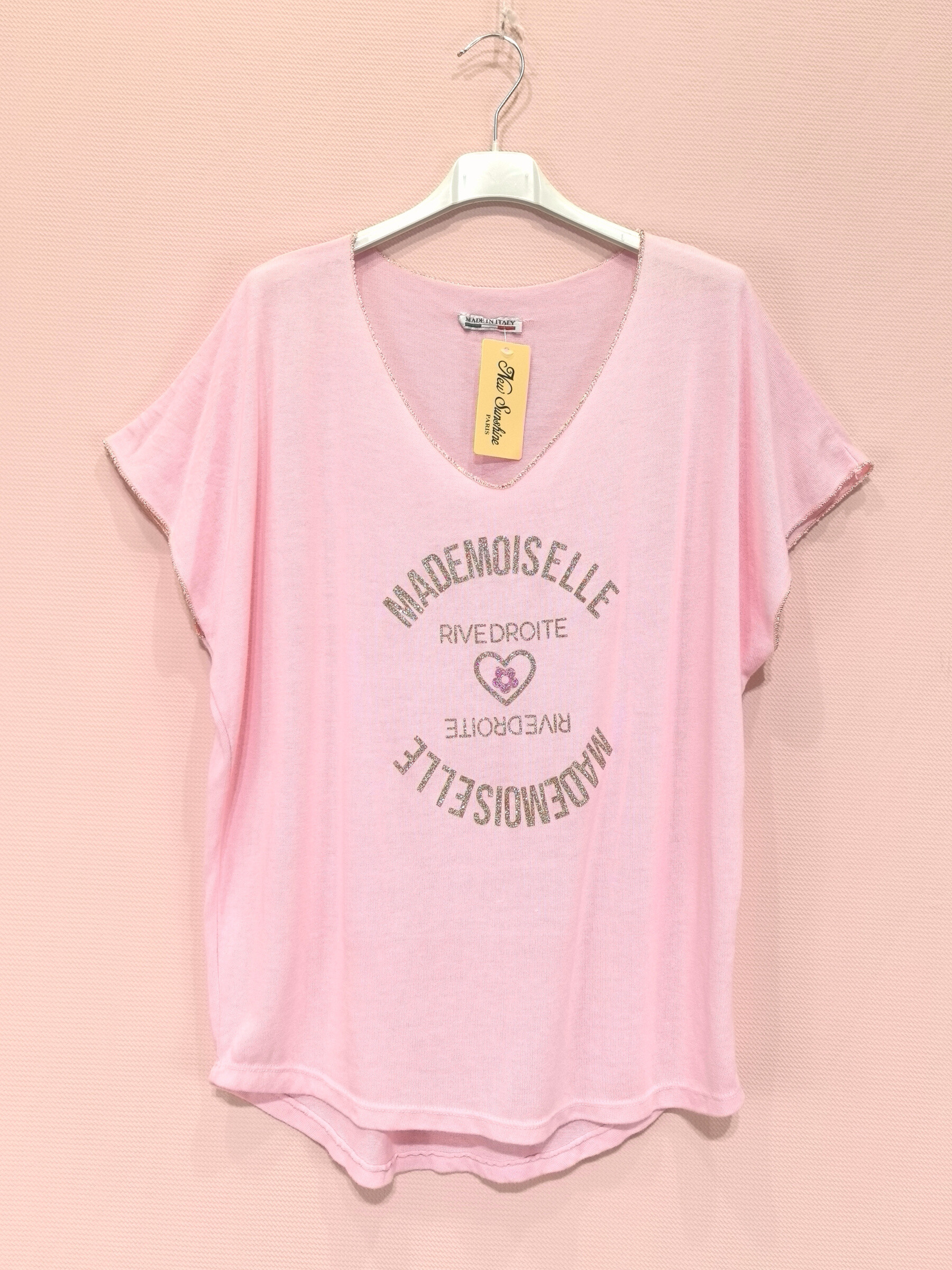 Grossiste New Sunshine - T-shirt col v oversize "MADEMOISELLE RIVE DROITE"