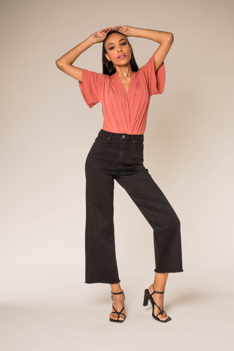Grossista Nina Carter - Jeans accorciati e sfrangiati