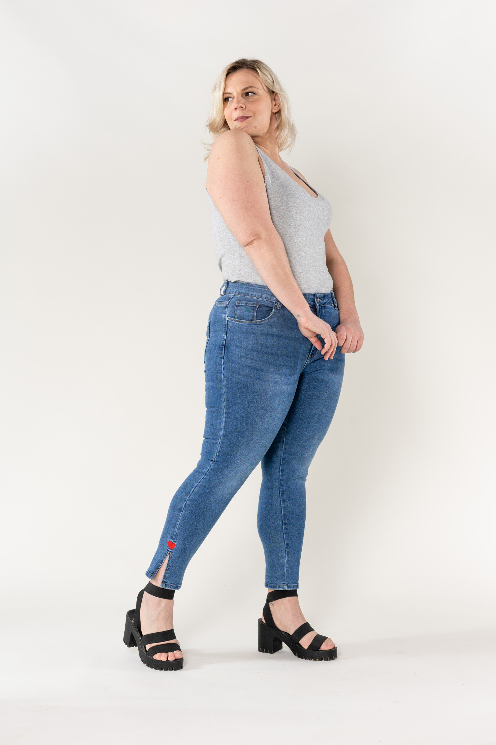 Großhändler Nina Carter - Jeans mit Herzstickerei
