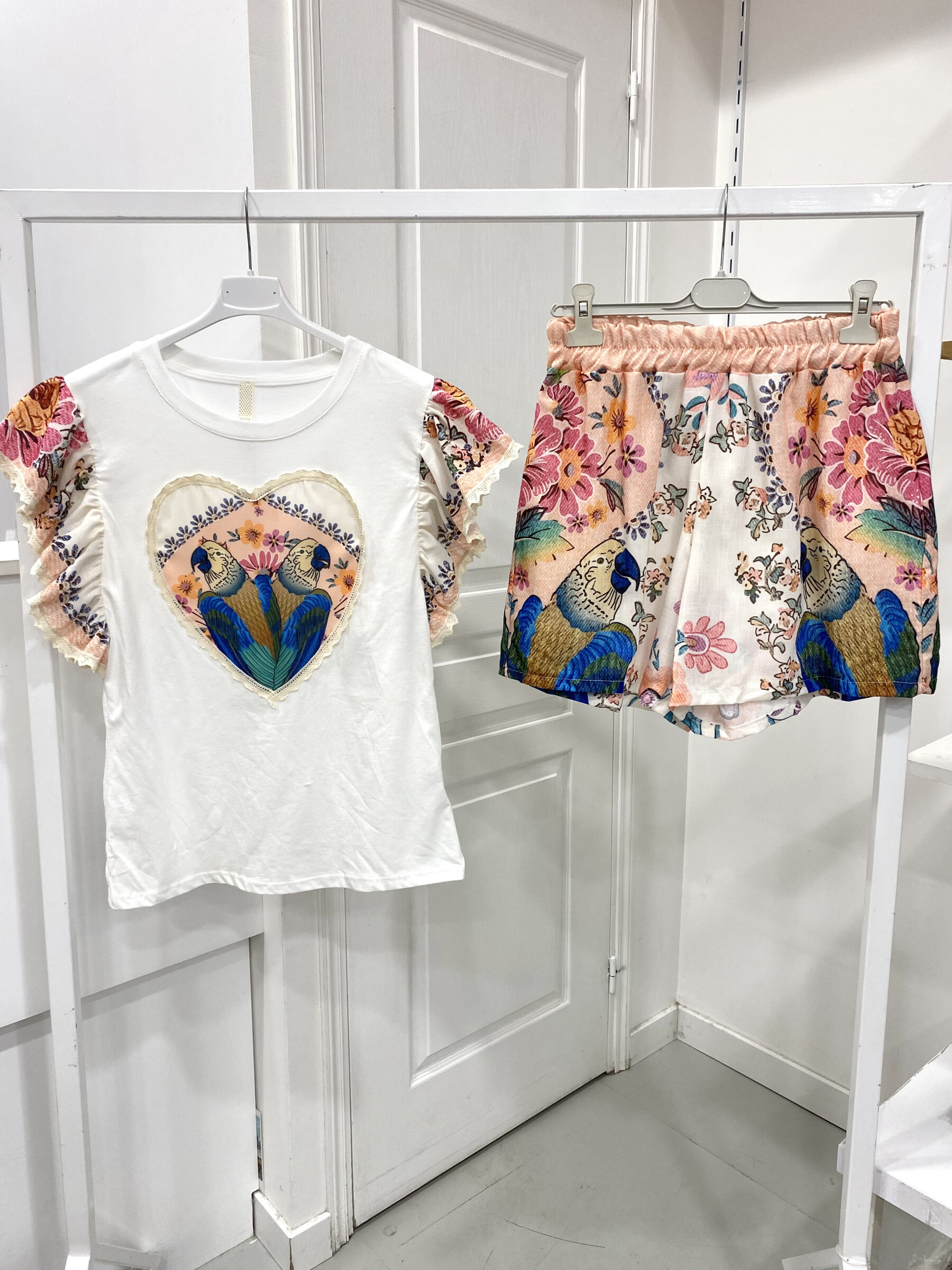 Grossista NOS - Camicia stampata e corta