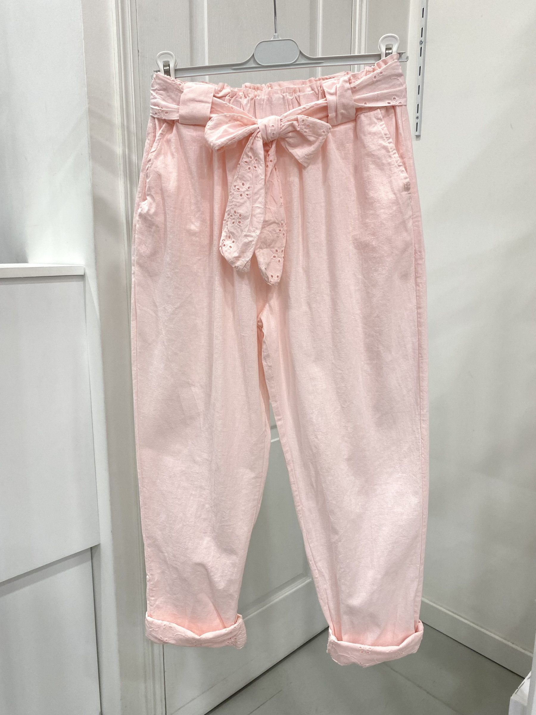 Grossista NOS - Pantaloni a vita elastica, texture cotone-lino, cintura con nodo, taglio ampio, comodi e facili da abbinare