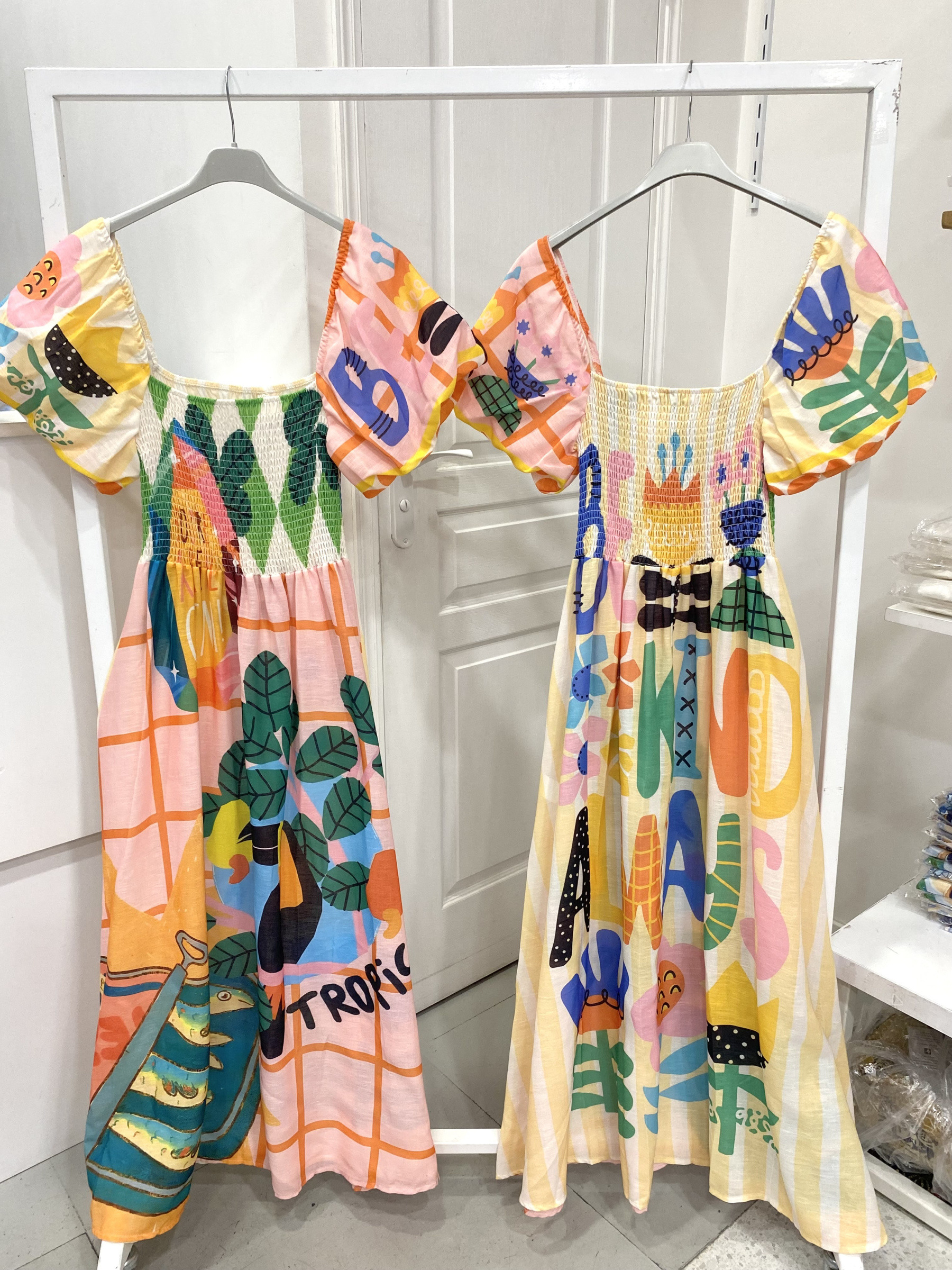 Großhändler NOS - Bedrucktes Kleid mit Puffärmeln