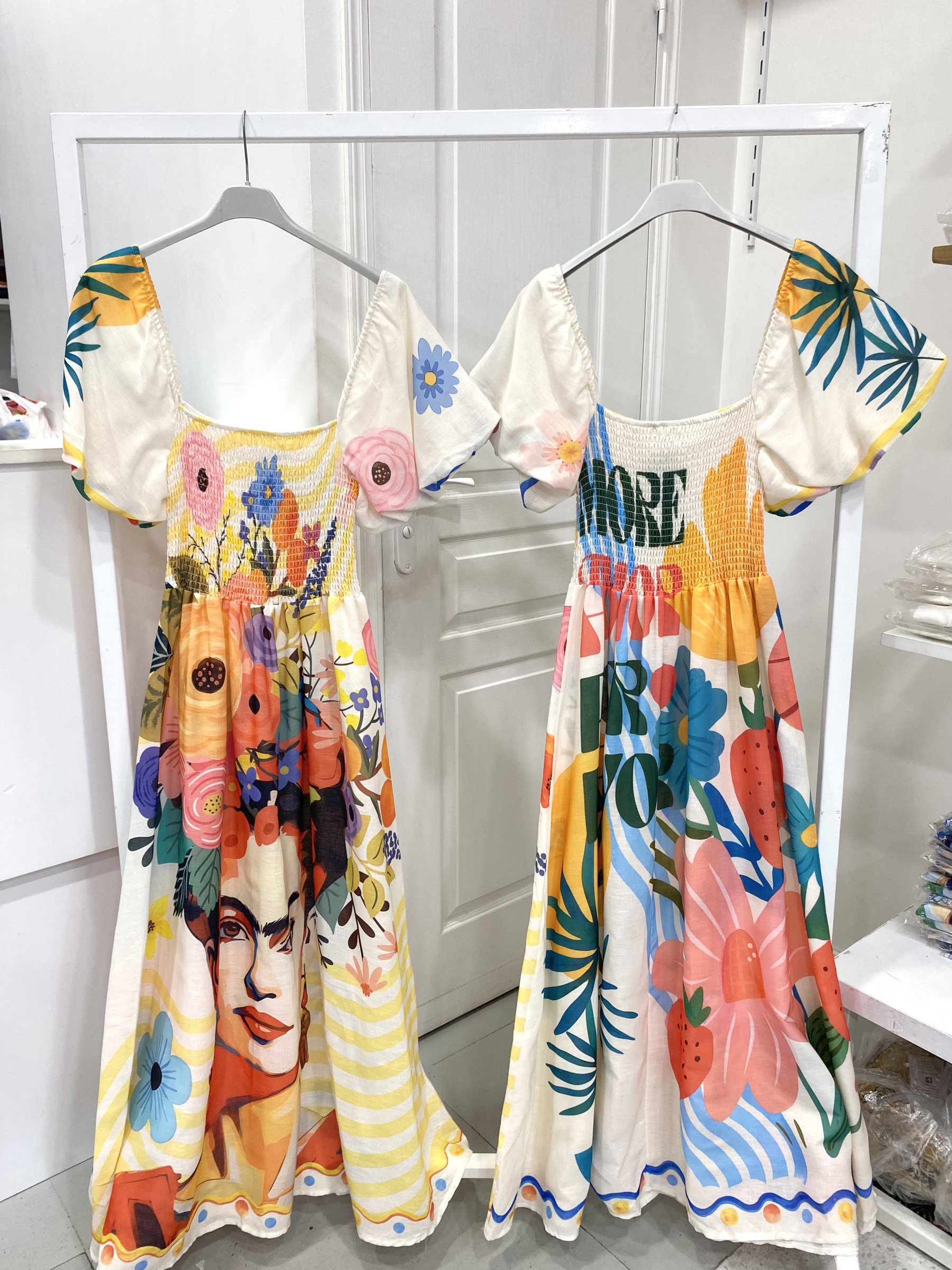 Großhändler NOS - Bedrucktes Kleid mit Puffärmeln