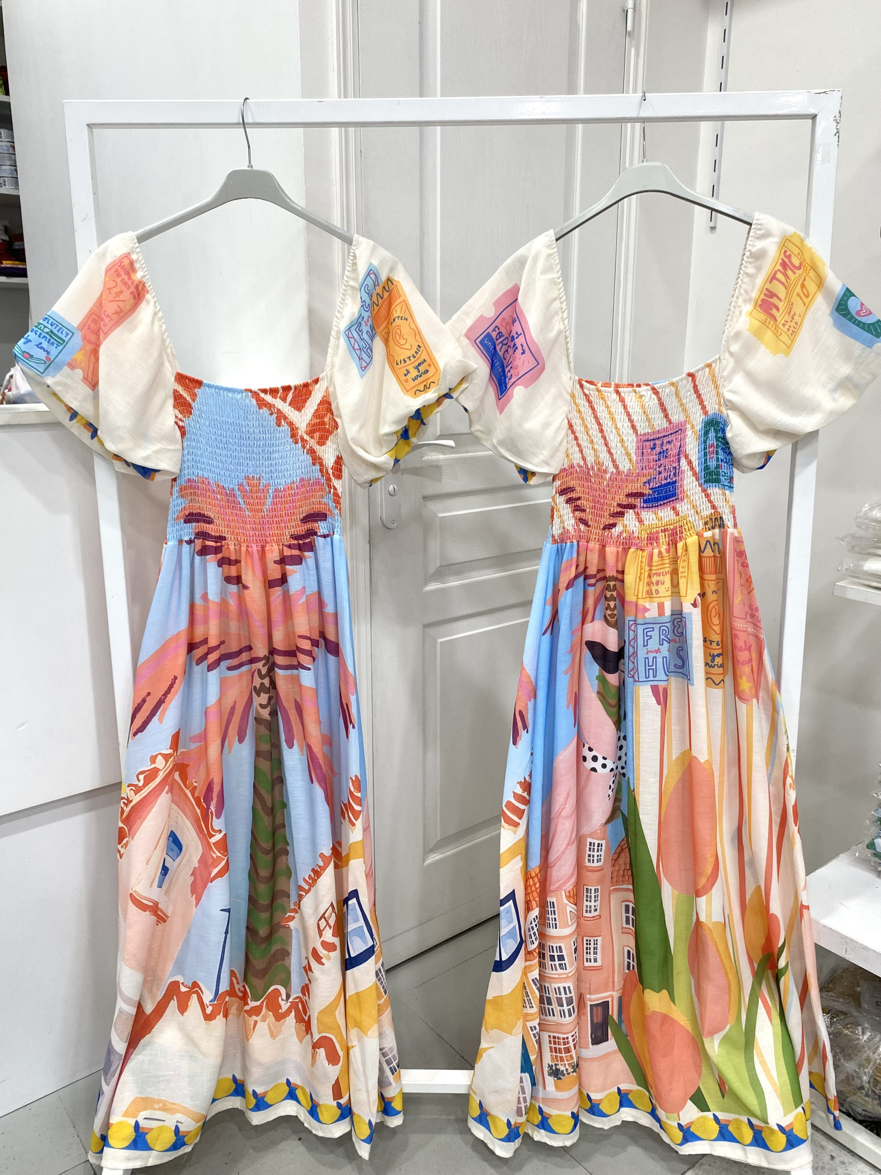 Großhändler NOS - Bedrucktes Kleid mit Puffärmeln