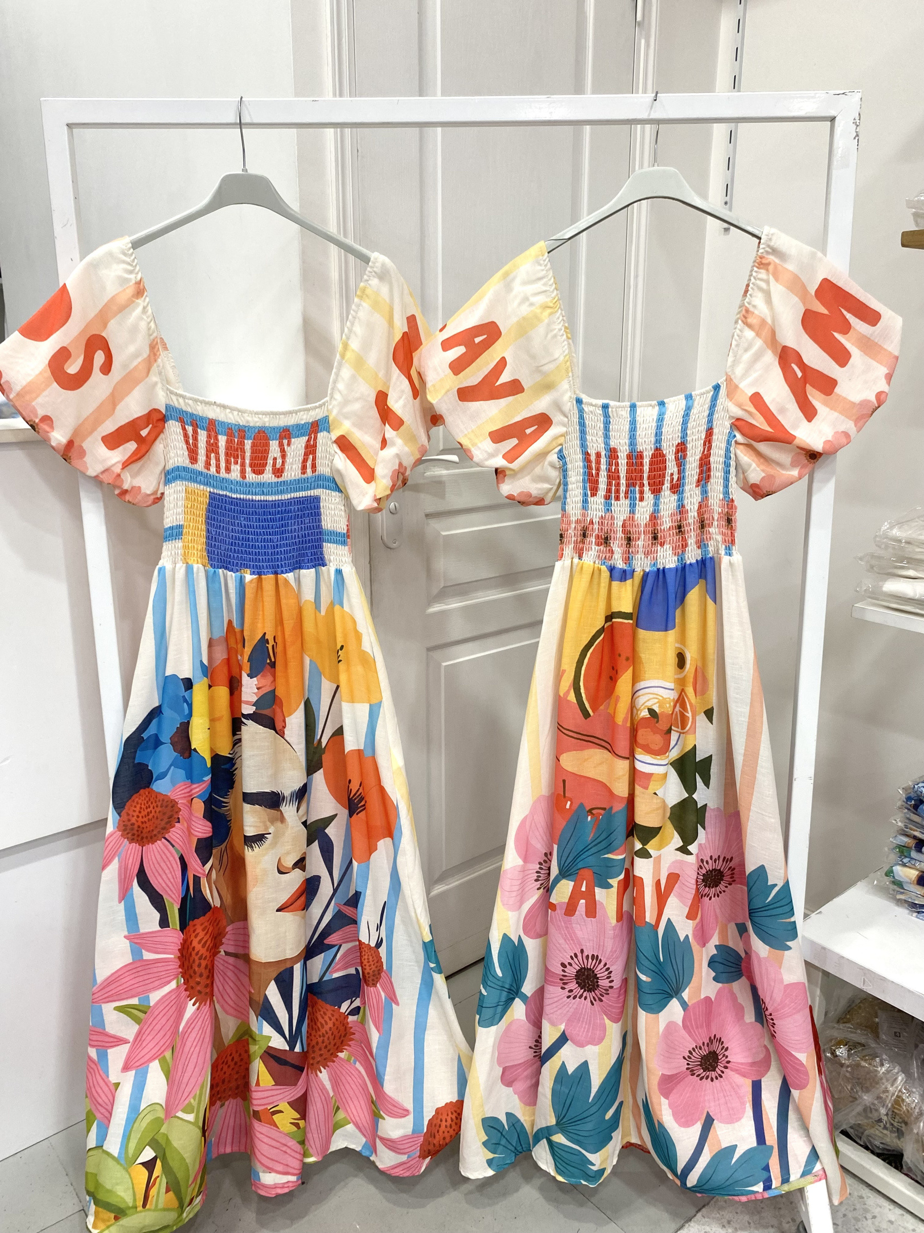 Großhändler NOS - Bedrucktes Kleid mit Puffärmeln