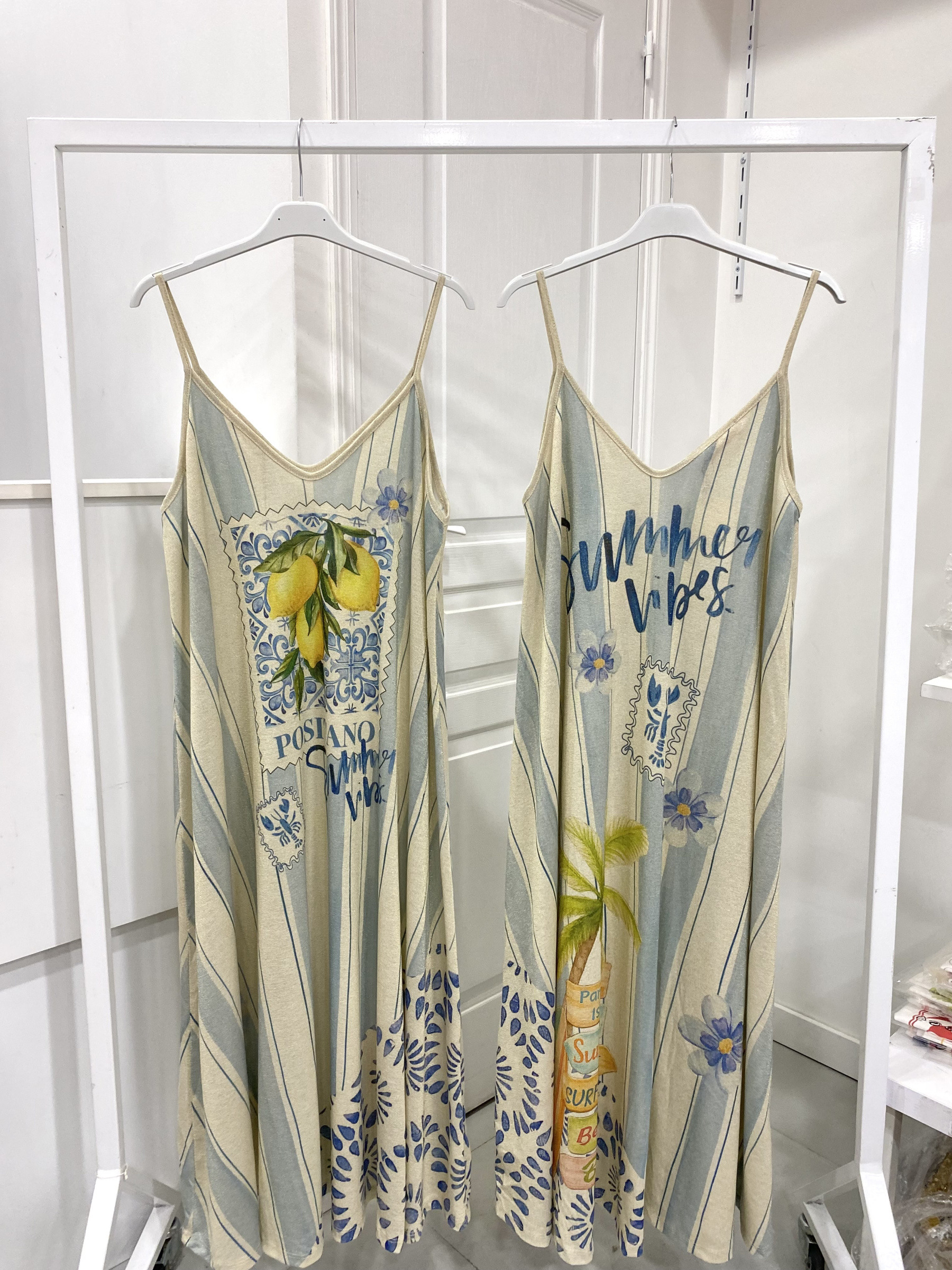 Großhändler NOS - Bedrucktes Kleid mit dünnen Trägern und Goldfaden