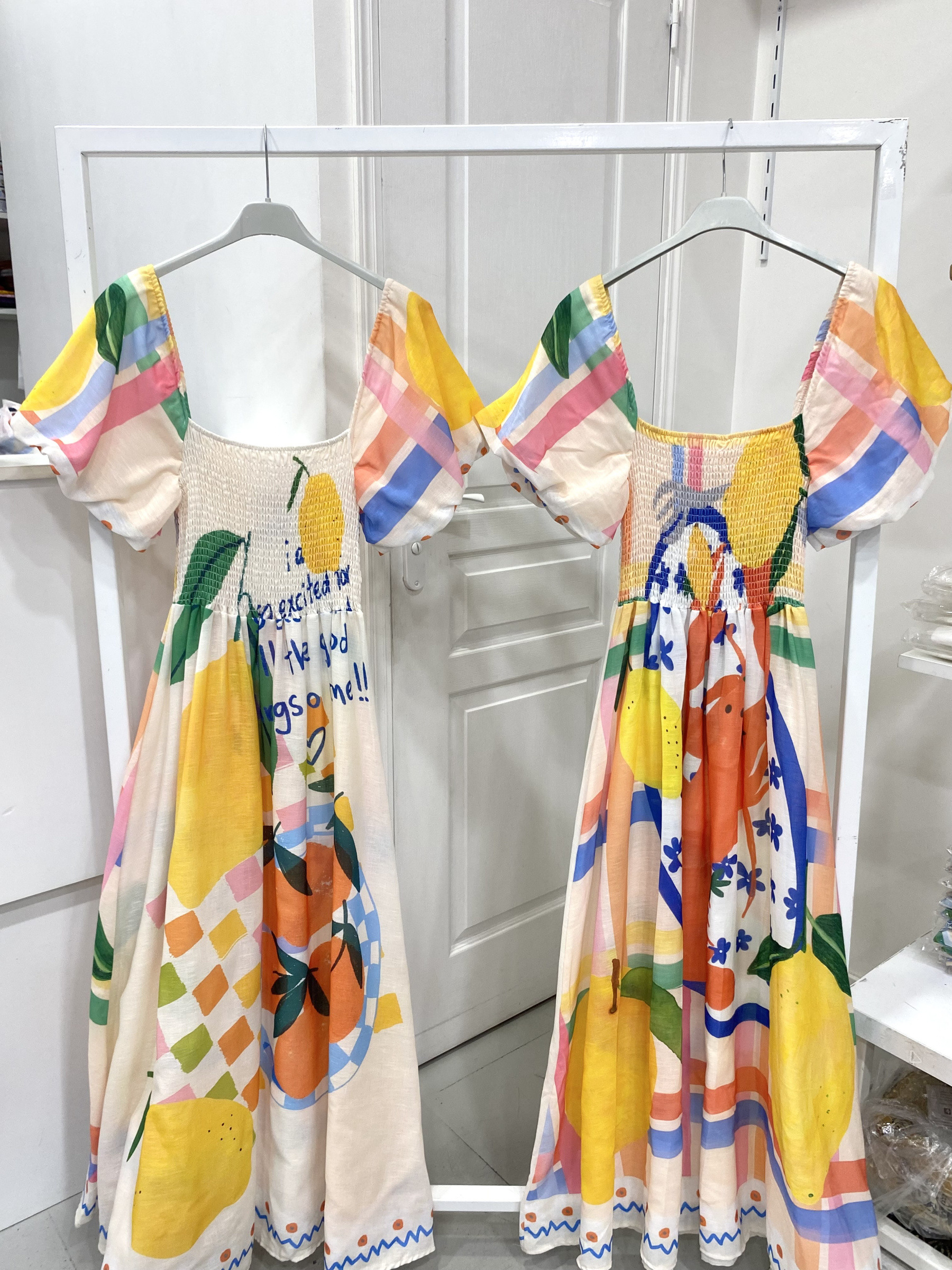 Großhändler NOS - Bedrucktes Kleid mit Puffärmeln