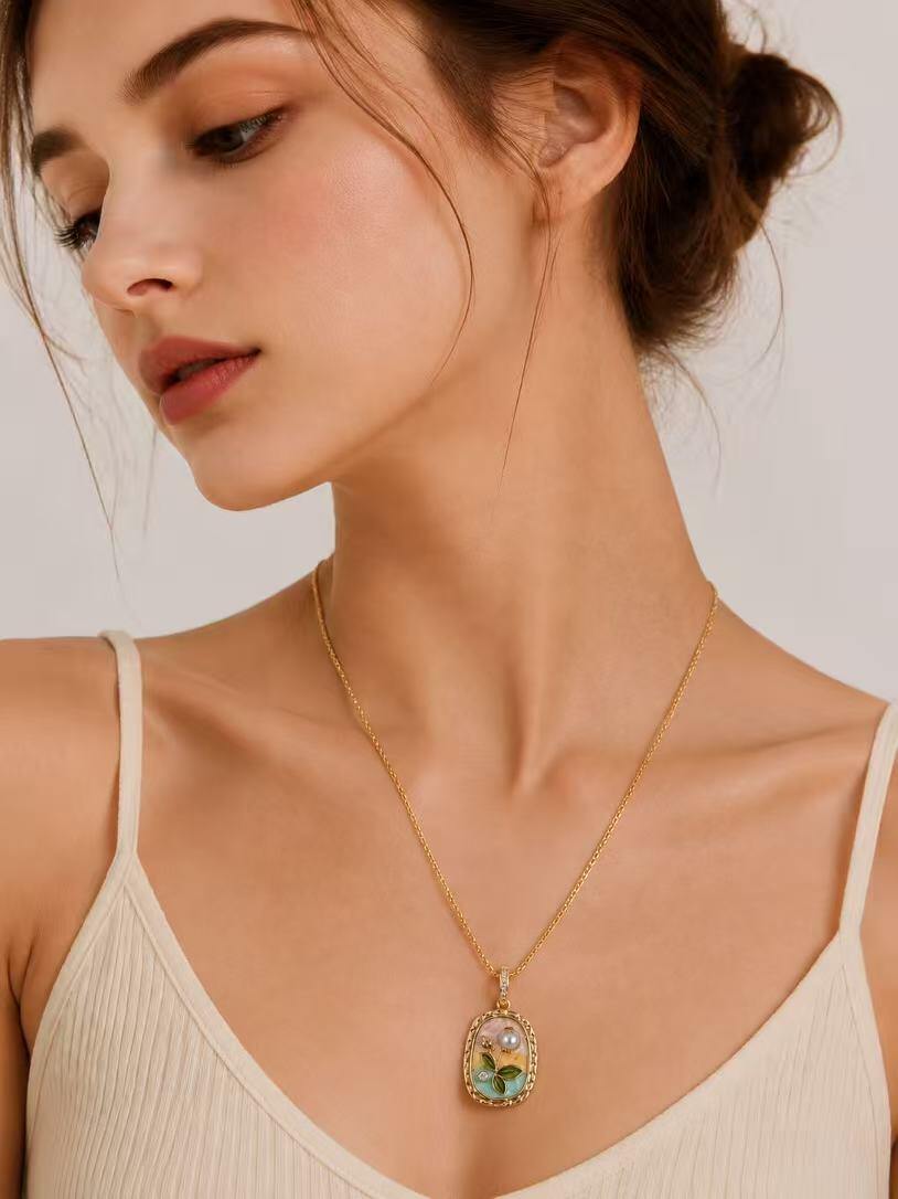 Grossiste O.TD - Collier doré avec pendentif floral et perle