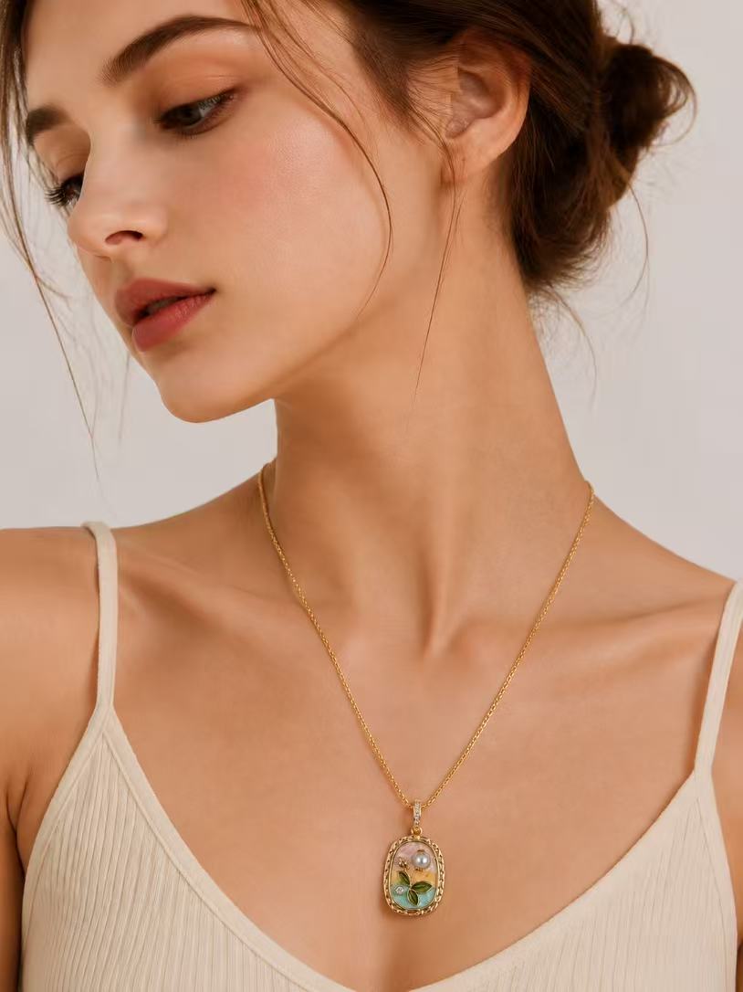 Wholesaler O.TD - Golden necklace with floral pendant and pearl Wholesaler O.TD - Golden necklace with floral pendant and pearl